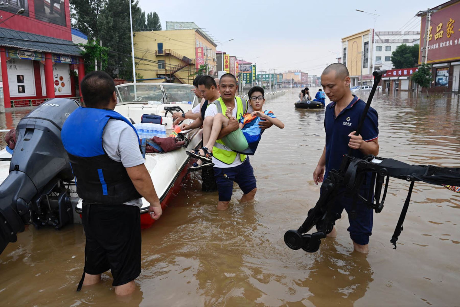 Las lluvias torrenciales, comenzaron a caer sobre la gran región de Pekín el sábado. En solo 40 horas, la ciudad vio caer el equivalente a todo un mes de julio. Foto: AFP