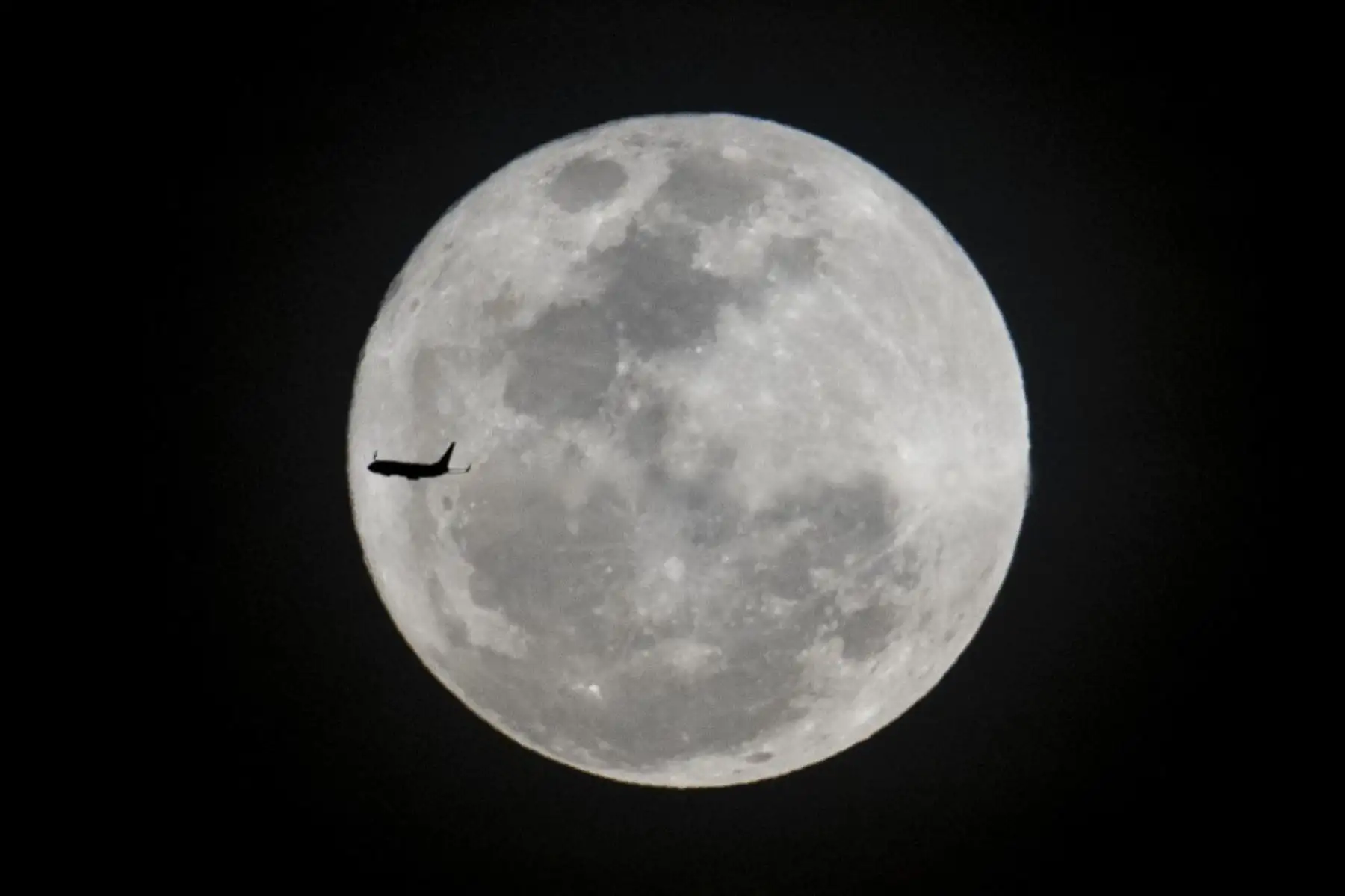 La segunda superluna de 2023, también conocida como Sturgeon Moon, se eleva detrás de un avión de pasajeros en Río de Janeiro, Brasil. Foto: AFP