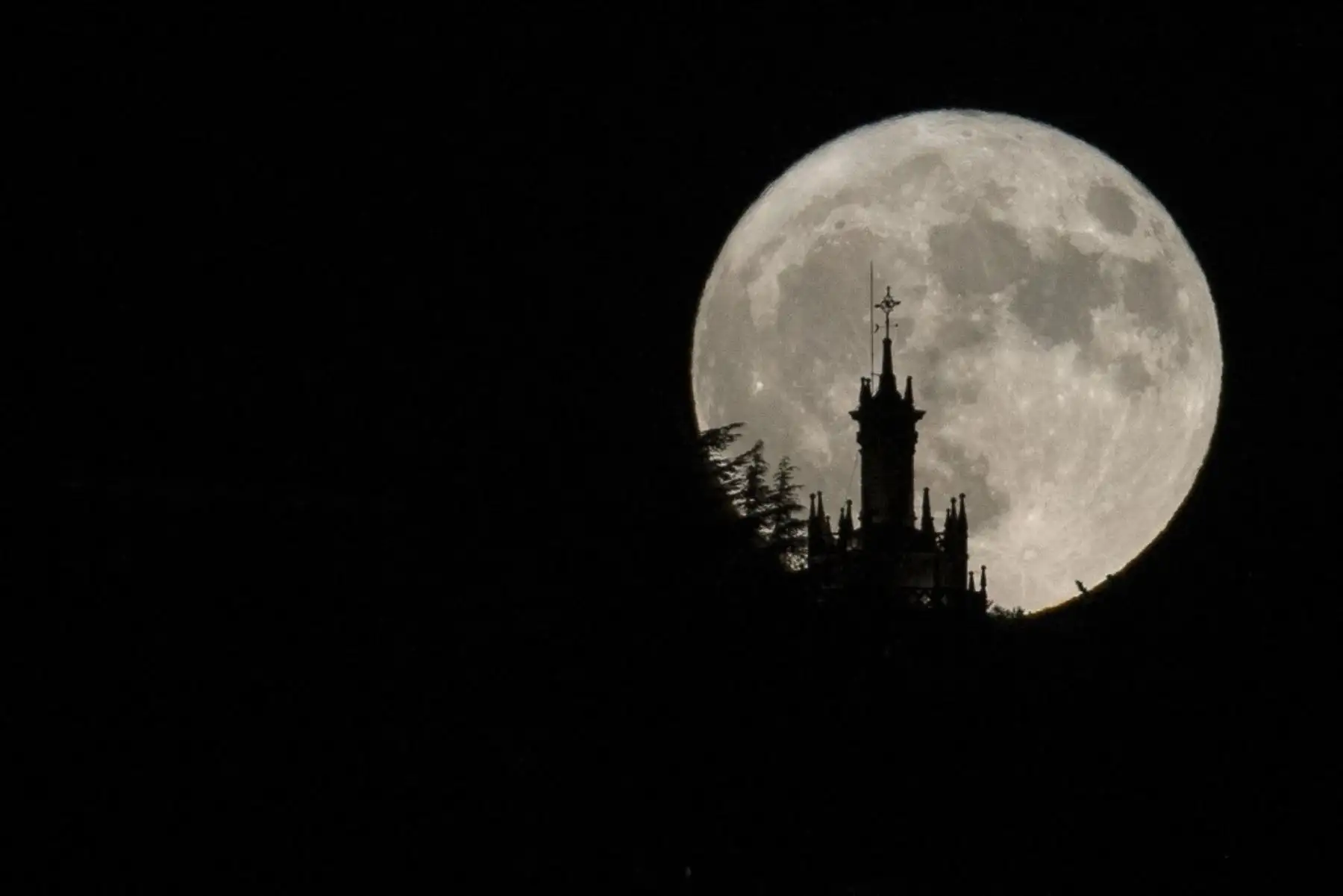 La segunda superluna de 2023, también conocida como la Luna del Esturión, detrás de la iglesia de Santa María la Mayor en Ronda. Las tribus algonquinas nativas americanas de la región de los Grandes Lagos en los Estados Unidos llamaron a esta luna llena como 