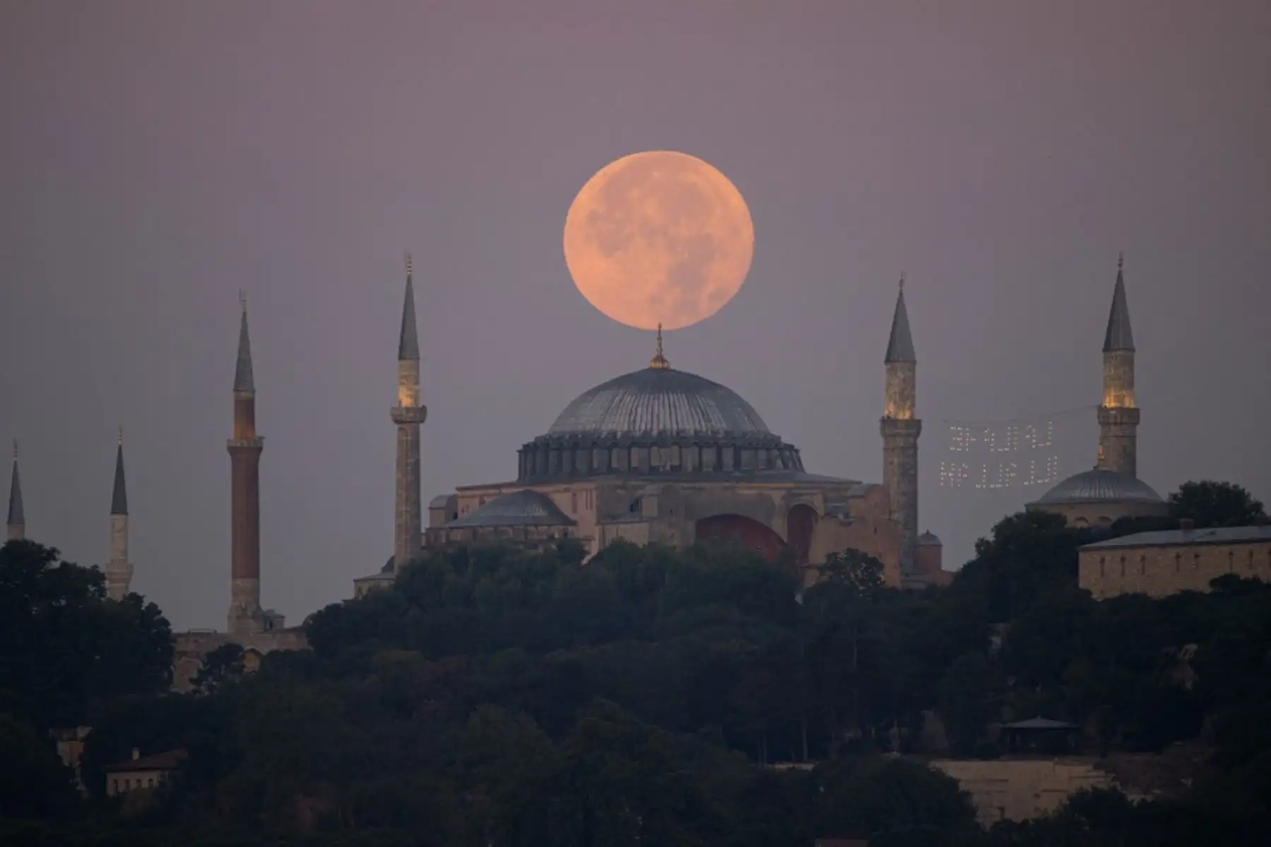 La superluna Sturgeon se eleva sobre la Gran Mezquita Ayasofya-i Kebir Camii o Hagia Sophia en Estambul. Foto: AFP