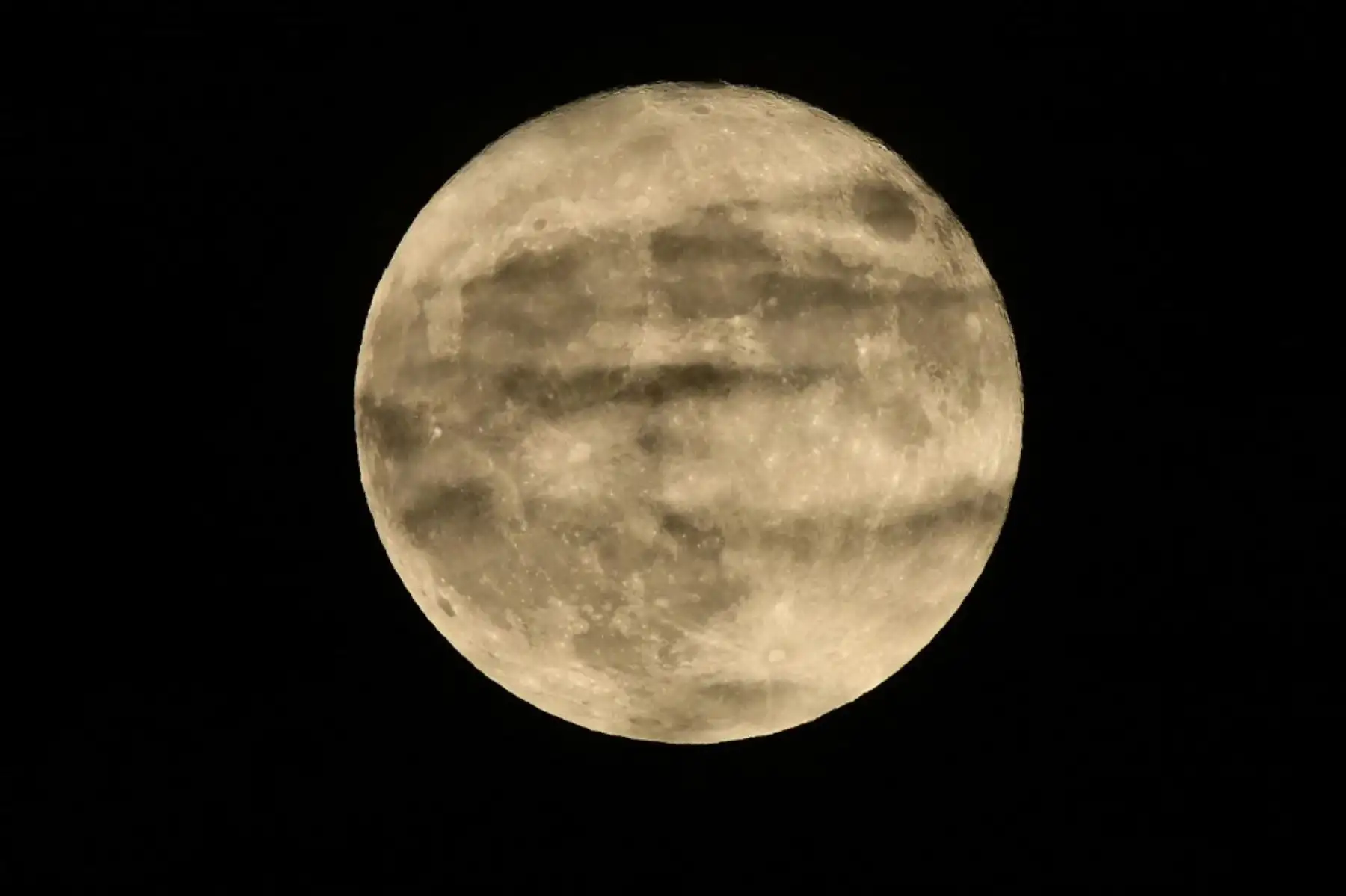 La superluna de Sturgeon sale en Glendale, California. Foto: AFP