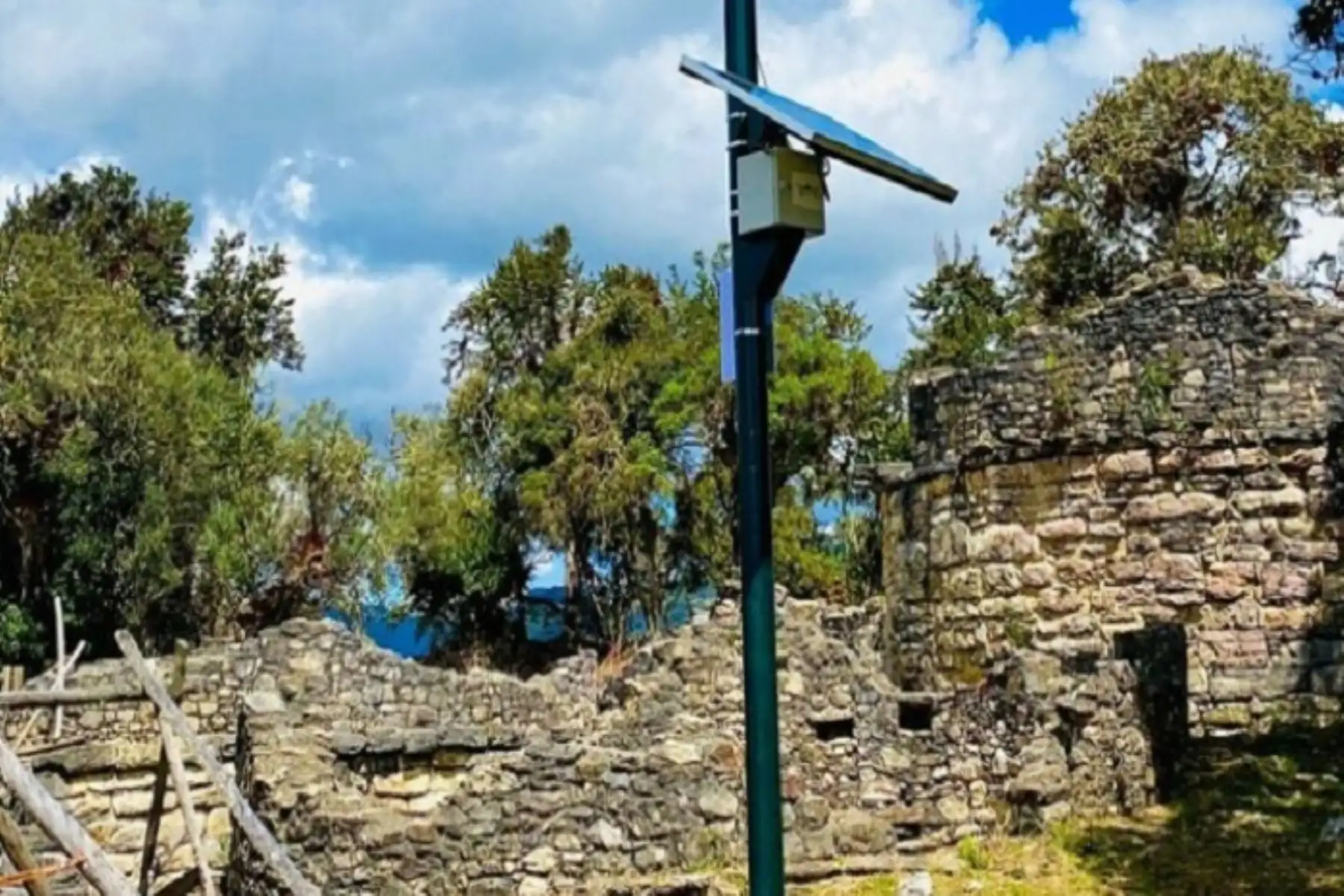 Ahora Kuélap cuenta con un equipo conocido como qHAWAX, un módulo de monitoreo continuo de calidad del aire que mide las precipitaciones, la cantidad de polvo o material particulado en el aire y otras variables como presión, temperatura, humedad relativa, radiación UV y ruido.