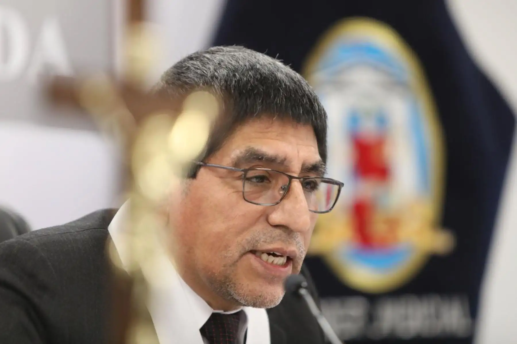 El juez Raúl Justiniano, del Octavo Juzgado de Investigación Preparatoria, anuncia la resolución para resolver el pedido pedido fiscal de 36 meses de prisión preventiva para la empresaria Sada Goray, el periodista Mauricio Fernandini y otros investigados.
Foto: ANDINA/Pode Judicial
