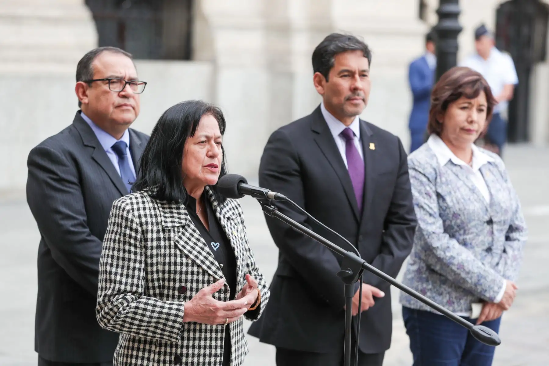 El presidente del Consejo de Ministros, Alberto Otárola, acompañado de los ministros de Relaciones Exteriores, Ambiente, Mujer, Cultura, e Inclusión Social, brindó declaraciones tras la culminación de una nueva sesión del Consejo de Ministros. Foto: ANDINA/PCM