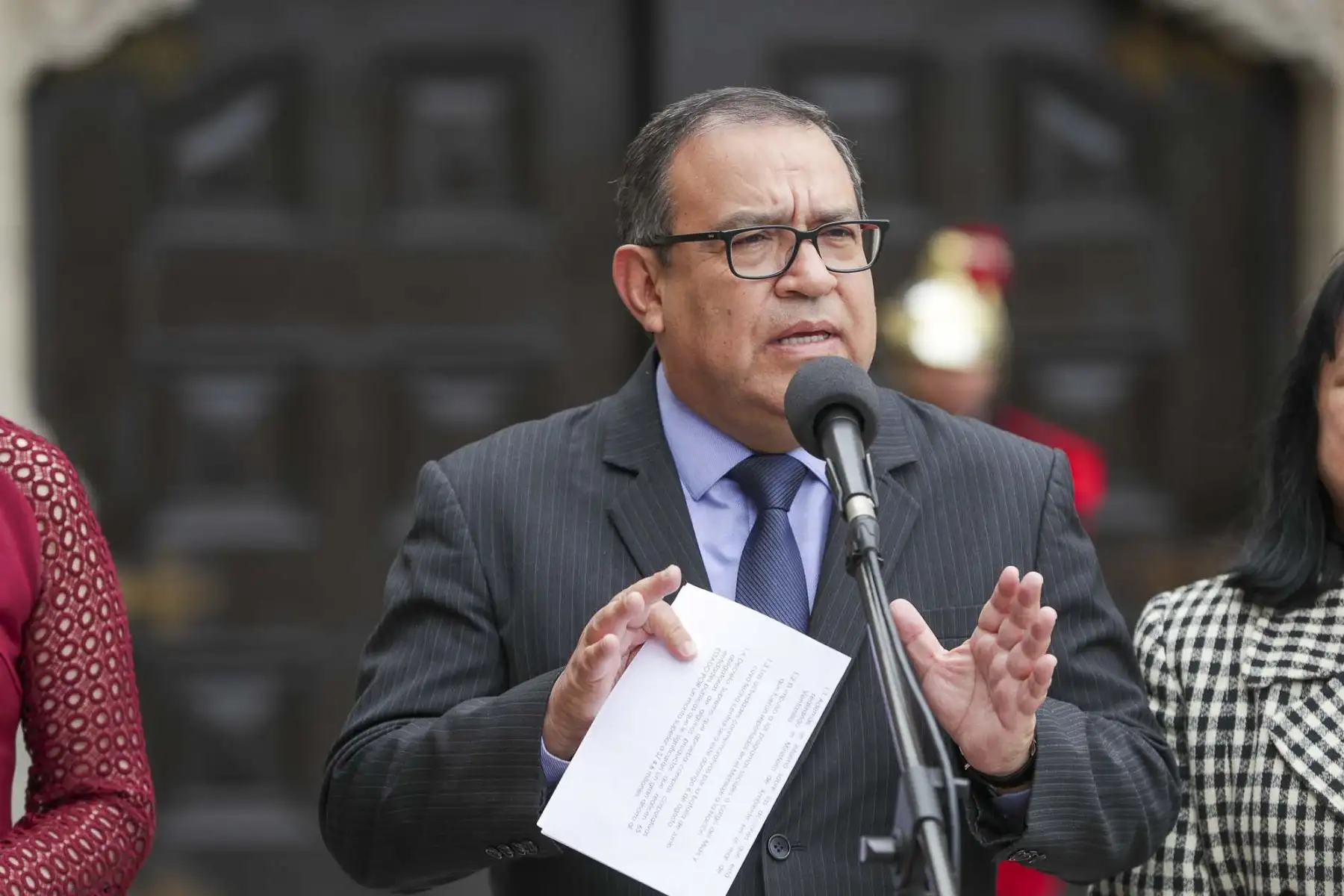 El presidente del Consejo de Ministros, Alberto Otárola, acompañado de los ministros de Relaciones Exteriores, Ambiente, Mujer, Cultura, e Inclusión Social, brindó declaraciones tras la culminación de una nueva sesión del Consejo de Ministros. Foto: ANDINA/PCM