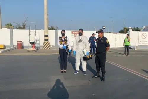 Equipos especializados de la Marina de Guerra, Defensa Civil y pescadores continúan la  búsqueda de dos ocupantes..