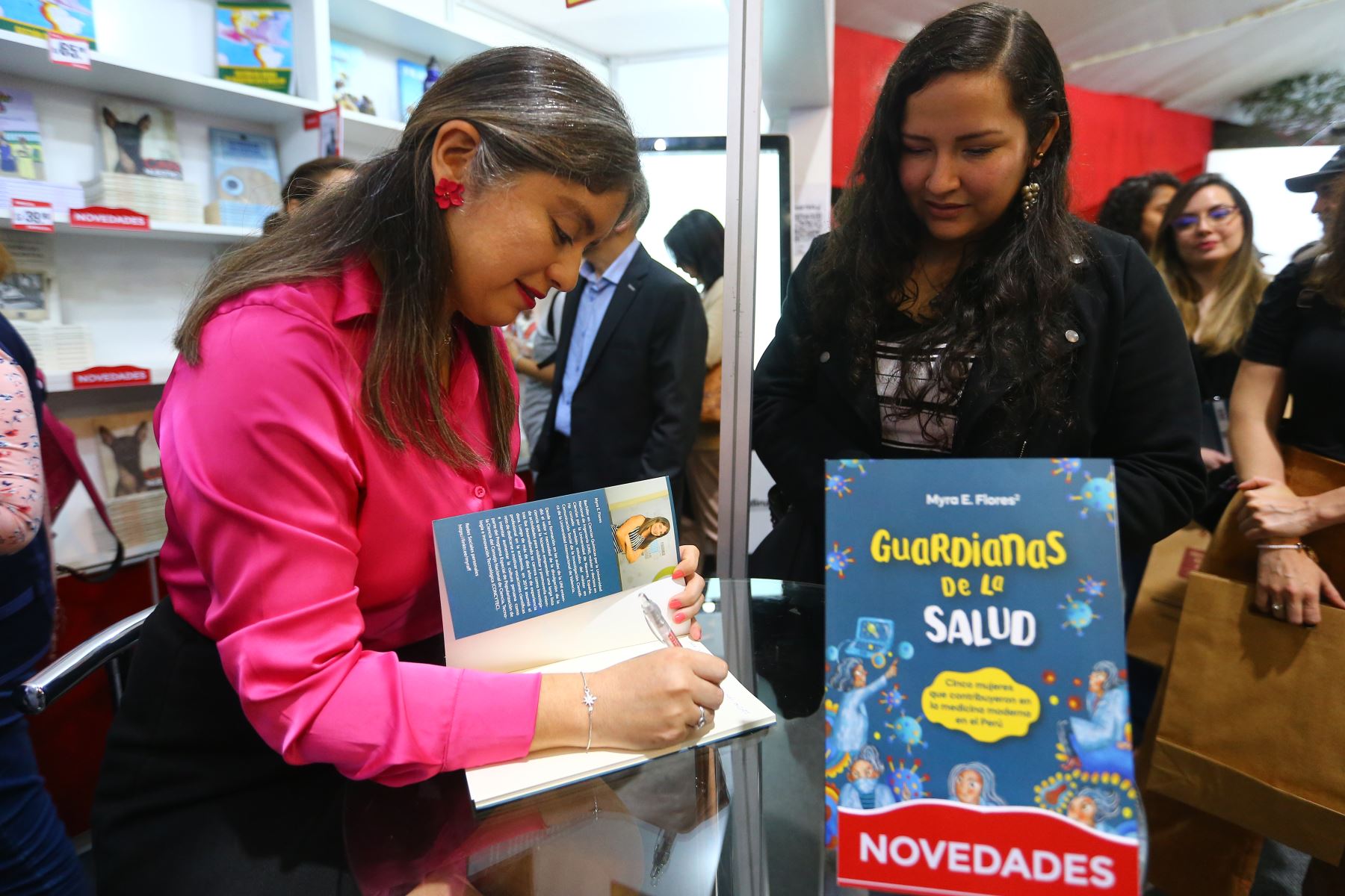 En la presentación libro en la FIL Lima 2023, la autora Myra Flores del libro  “Guardianas de la Salud” firmó dedicatoria  a sus lectores.  Foto: ANDINA / Eddy Ramos