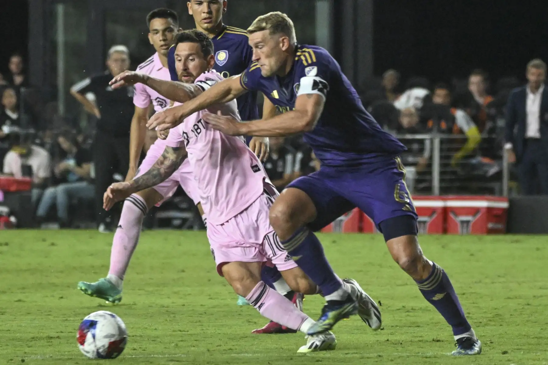 El delantero argentino de Inter Miami, Lionel Messi, y el mediocampista sueco de Orlando, Robin Jansson, compiten por el balón durante la ronda de 32 partidos de fútbol de la Copa de la Liga entre Inter Miami CF y Orlando City SC en el estadio DRV PNK en Fort Lauderdale, Florida, el 2 de agosto de 2023.
Foto: AFP