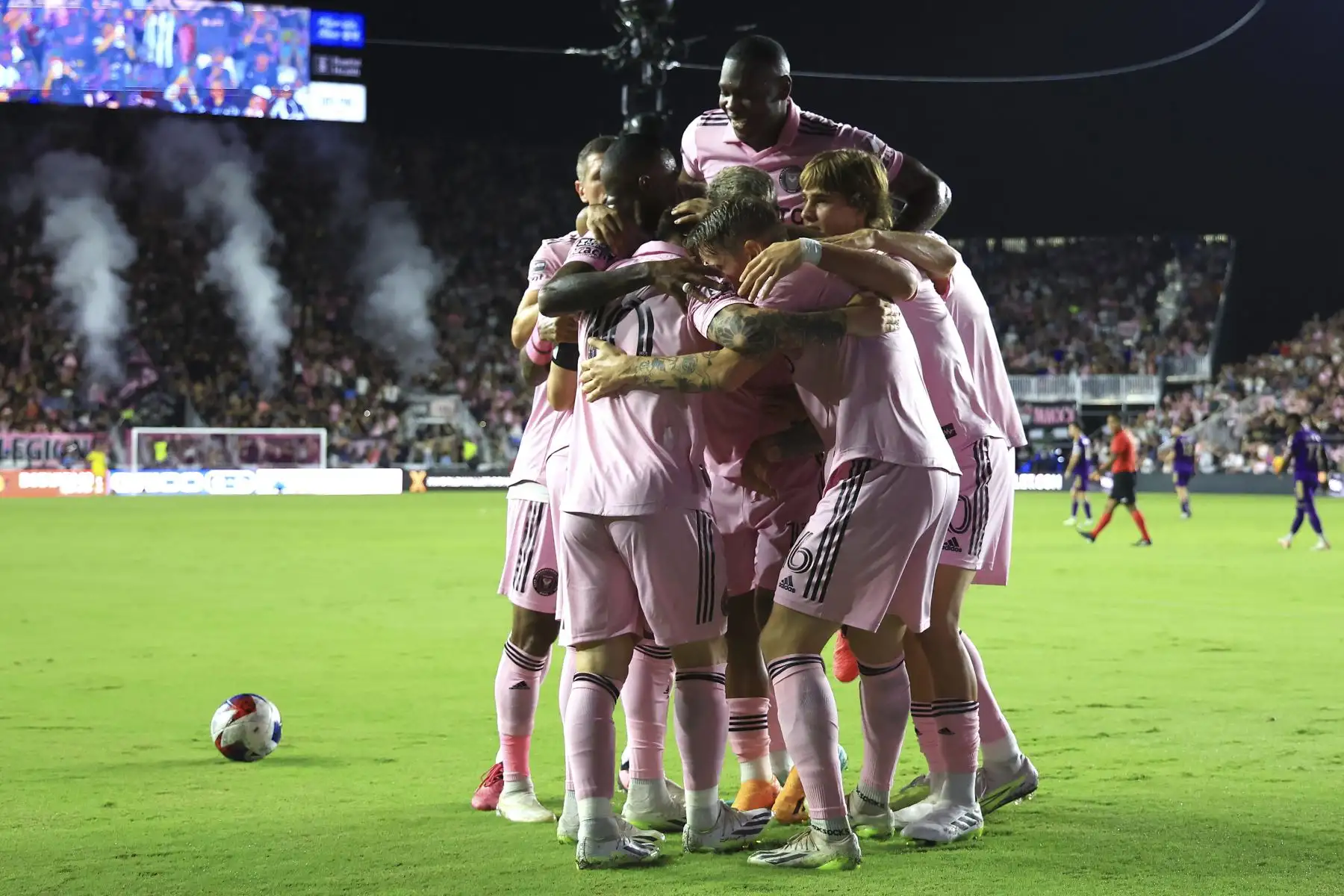 Lionel Messi #10 de Inter Miami CF celebra con sus compañeros de equipo después de marcar un gol en la primera mitad durante el partido de octavos de final de Leagues Cup 2023 entre Orlando City SC e Inter Miami CF en el DRV PNK Stadium el 02 de agosto de 2023 en Fort Lauderdale, Florida .

Foto: AFP