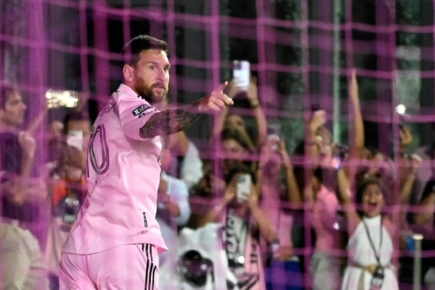 El delantero argentino de Inter Miami, Lionel Messi, celebra marcar el primer gol de su equipo durante la ronda de 32 partidos de fútbol de la Copa de la Liga entre Inter Miami CF y Orlando City SC en el DRV PNK Stadium en Fort Lauderdale, Florida, el 2 de agosto de 2023.

Foto: AFP