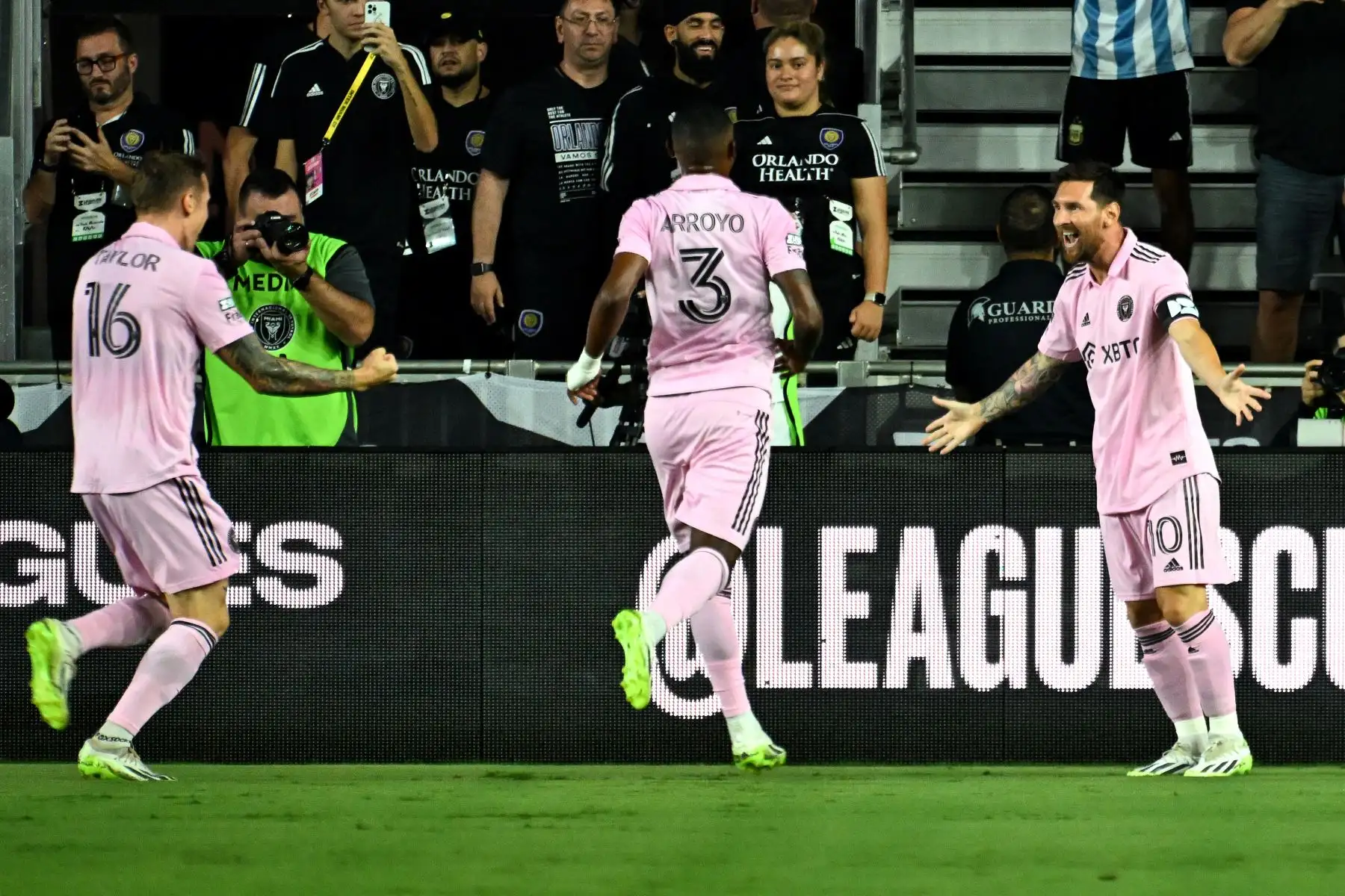 El delantero argentino de Inter Miami, Lionel Messi, celebra marcar el primer gol de su equipo durante la ronda de 32 partidos de fútbol de la Copa de la Liga entre Inter Miami CF y Orlando City SC en el DRV PNK Stadium en Fort Lauderdale, Florida, el 2 de agosto de 2023.


Foto: AFP