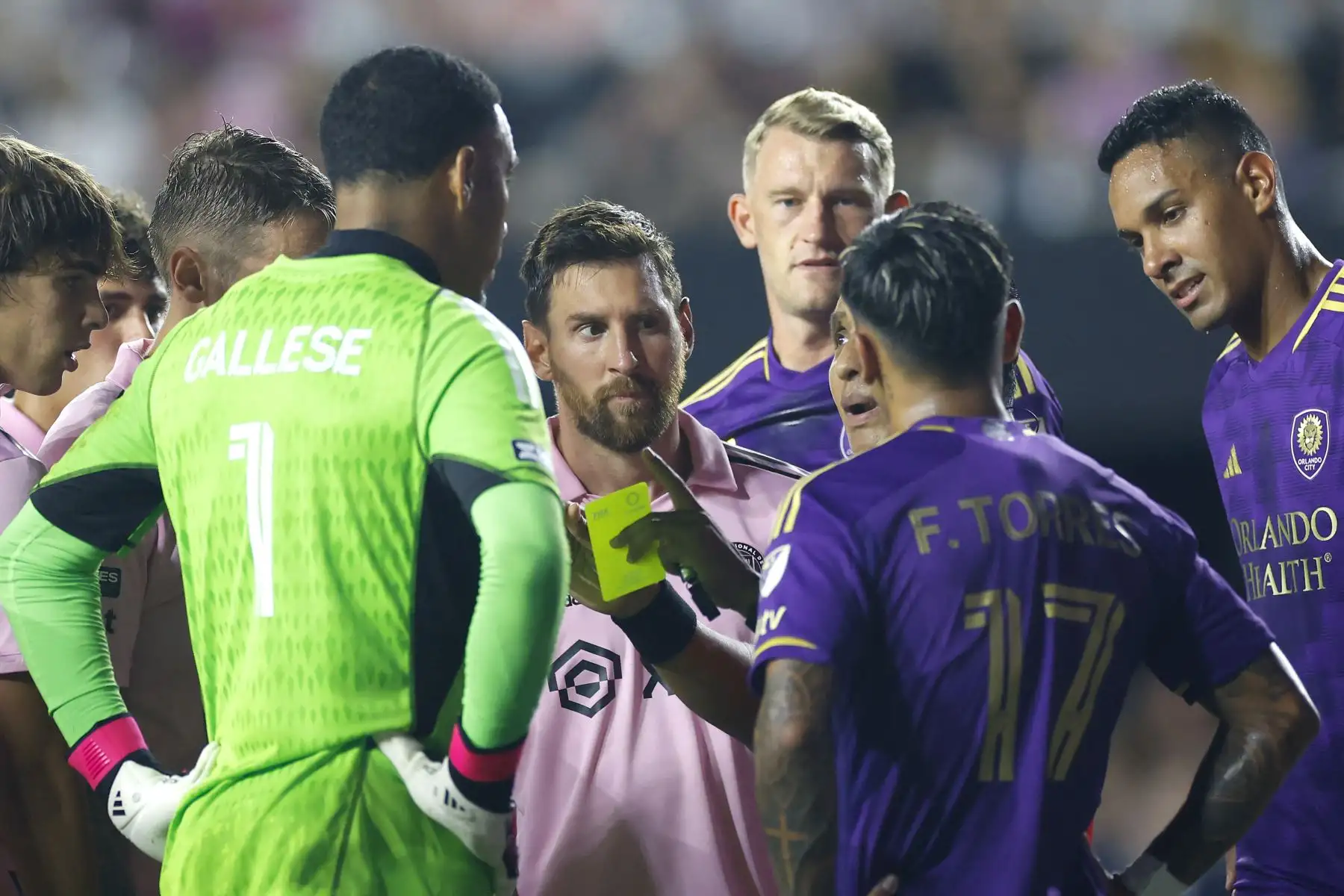 Lionel Messi #10 de Inter Miami CF observa cómo el árbitro entrega una tarjeta amarilla durante el partido de octavos de final de la Leagues Cup 2023 entre Orlando City SC e Inter Miami CF en el estadio DRV PNK el 2 de agosto de 2023 en Fort Lauderdale, Florida.
Foto: AFP