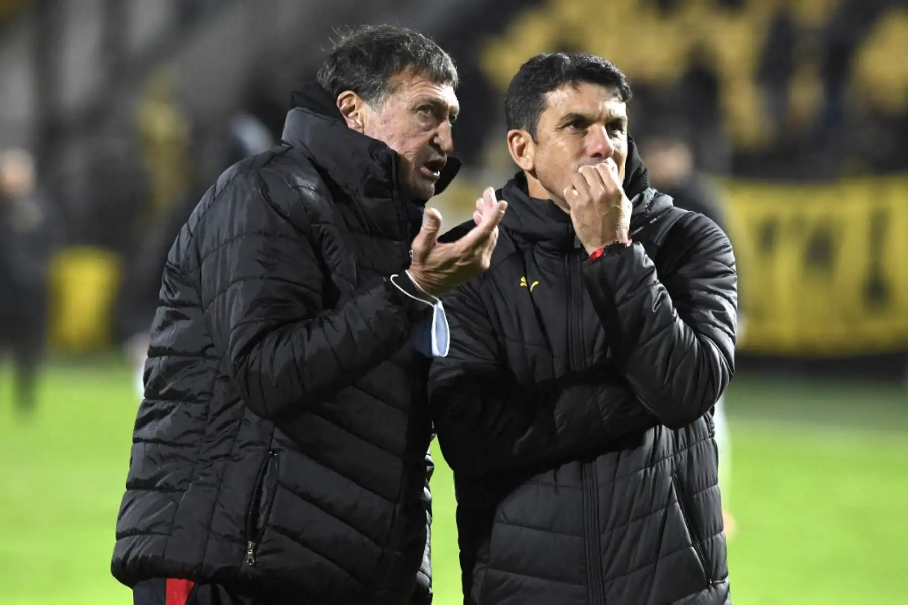 Mauricio Larriera, habla con el entrenador de Colón de Santa Fe de Argentina, Julio César Falcioni. Fotografía tomada el 25 de mayo de 2022. Foto: AFP