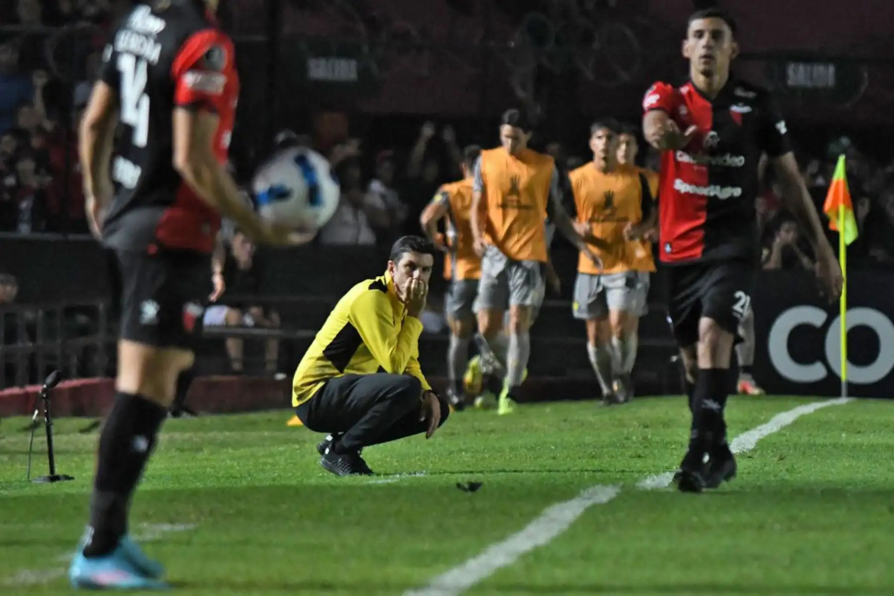 Mauricio Larriera, gesticula durante el partido de ida de la fase de grupos de la Copa Libertadores entre Colón de Argentina y Peñarol de Uruguay, en el estadio Brigadier Gral Estanislao López en Santa Fe, Argentina, el 5 de abril de 2022. Foto: AFP