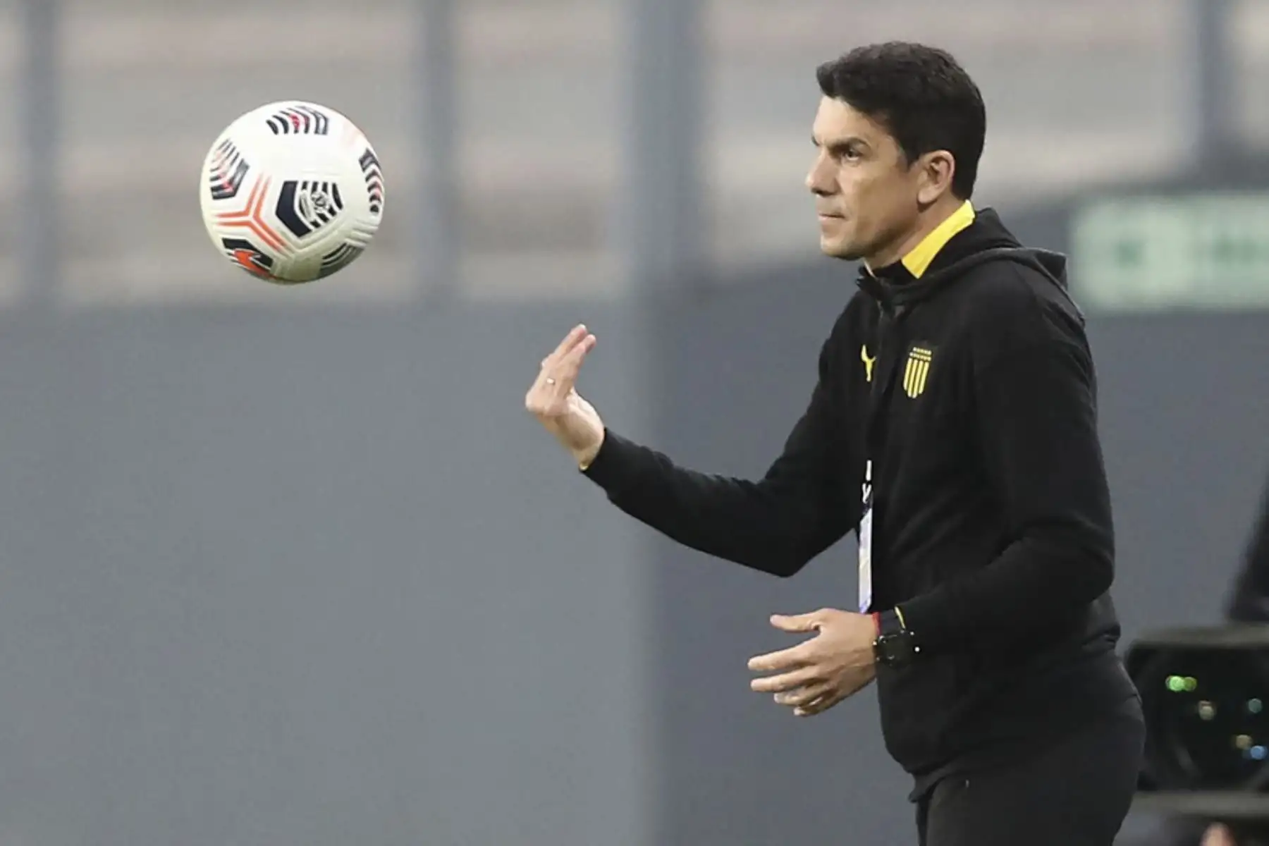 Mauricio Larriera, gesticula durante el partido de ida de cuartos de final de la Copa Sudamericana contra Sporting Cristal de Perú, en el Estadio Nacional de Lima, el 11 de agosto de 2021. Foto: AFP