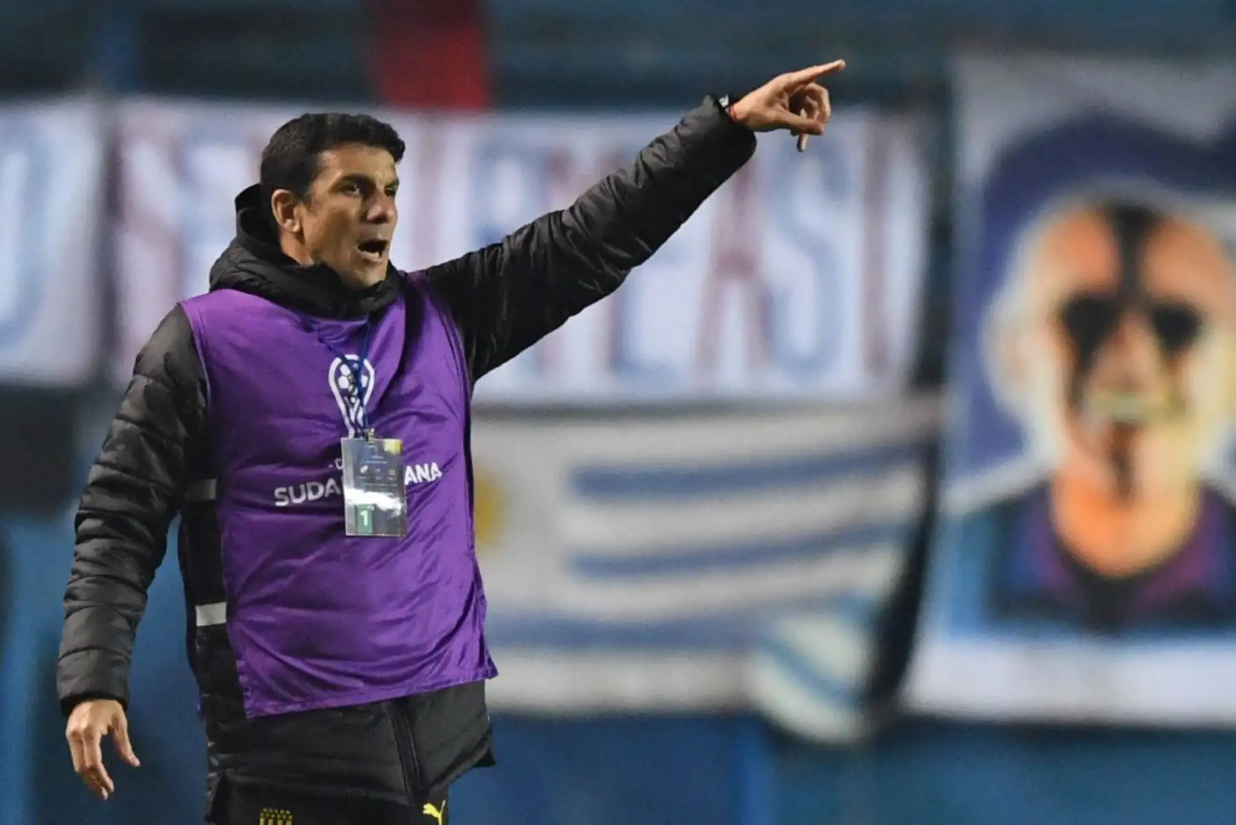El técnico de Peñarol, Mauricio Larriera, gesticula durante el derby de octavos de final de la Copa Sudamericana de Uruguay contra Nacional en el estadio Gran Parque Central de Montevideo, el 15 de julio de 2021. Foto: AFP