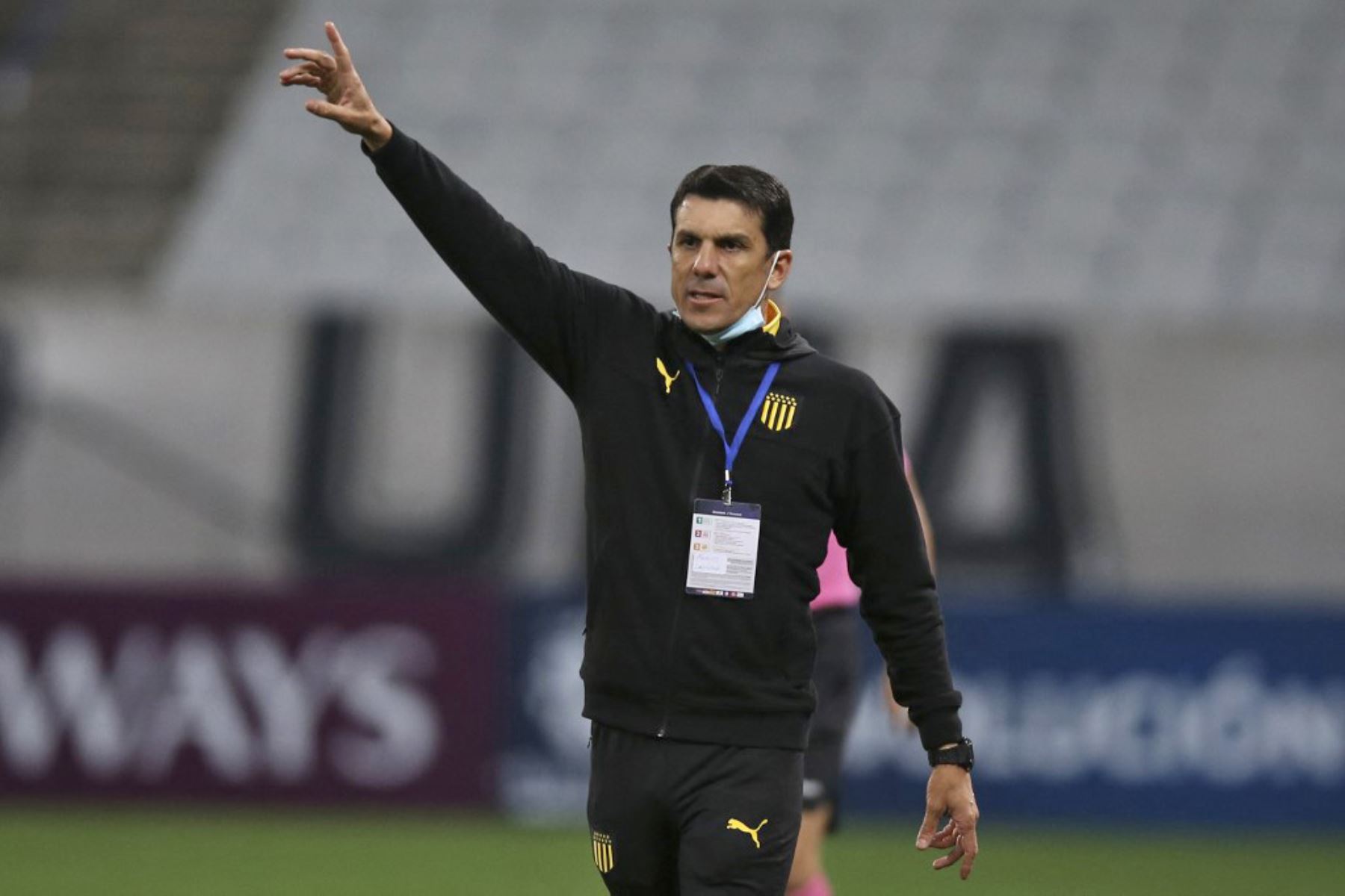 Mauricio Larriera, gesticula durante el partido de la fase de grupos del torneo de fútbol de la Copa Sudamericana entre el Corinthians de Brasil y el Peñarol de Uruguay en el Neo Quimica Arena de Sao Paulo, Brasil, el 29 de abril de 2021. Foto: AFP