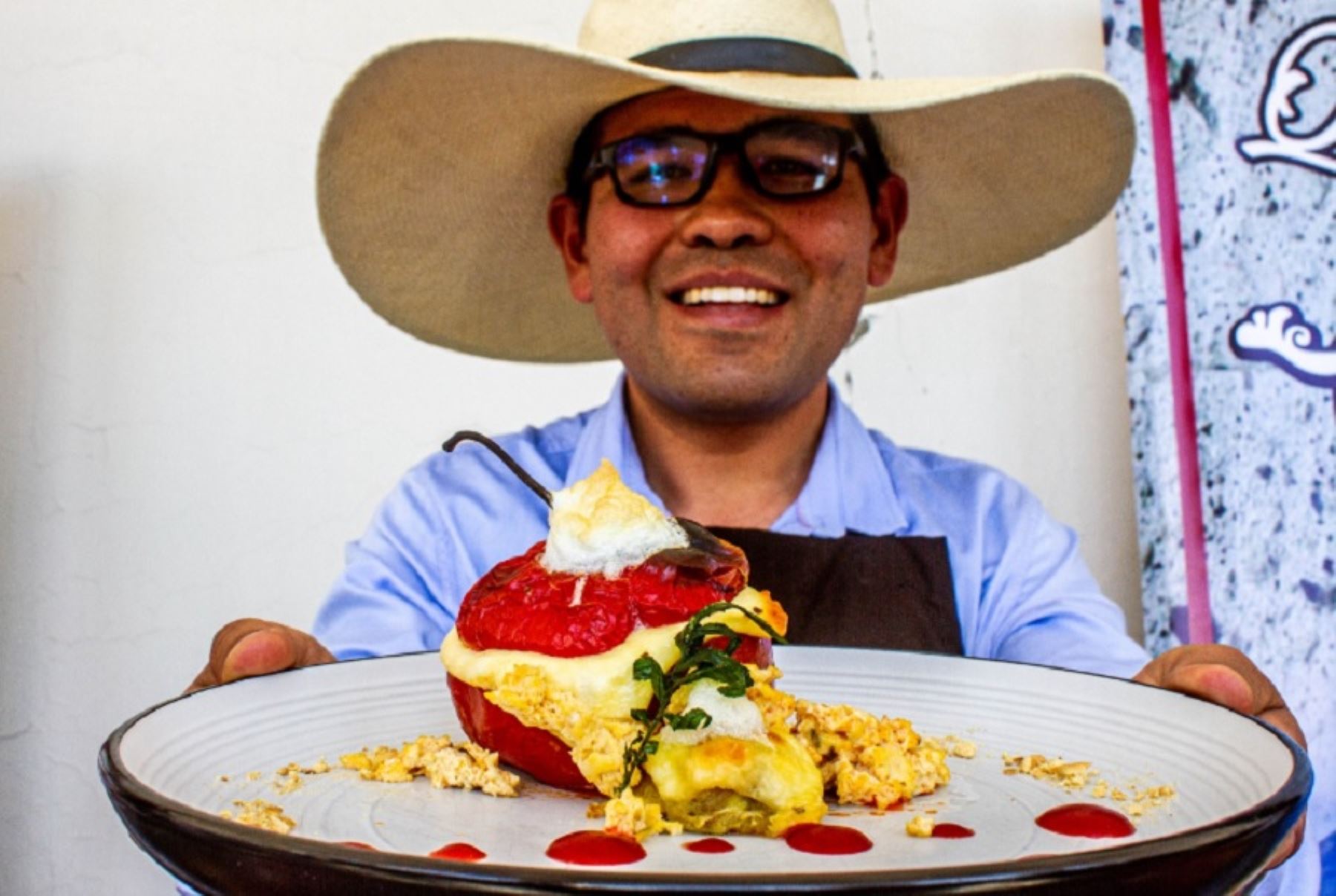Una de las poderosas motivaciones para visitar la ciudad de Arequipa es saborear su irresistible, variada y original gastronomía que seduce paladares con una vasta oferta de manjares que le han conferido un bien ganado prestigio regional, nacional y mundial.