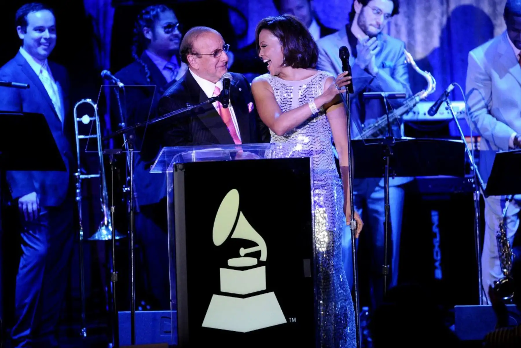 El productor Clive Davis y la cantante Whitney Houston hablan en el escenario de la gala previa a los GRAMMY 2011 y saludan a los íconos de la industria en honor a David Geffen en Beverly Hilton el 12 de febrero de 2011 en Beverly Hills, California. Foto: AFP