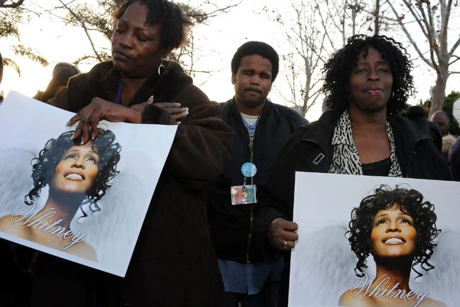 Fanáticos asisten a la Vigilia del Parque Whitney Houston Leimert en Los Ángeles, California. Foto: AFP