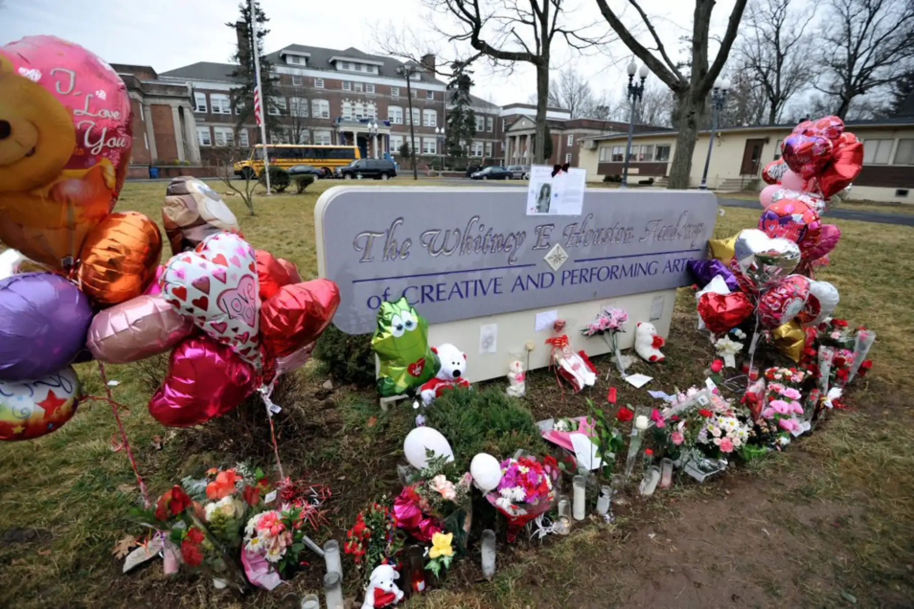 Una pantalla para la cantante Whitney Houston en la Academia de Artes Creativas y Escénicas Whitney E. Houston el 16 de febrero de 2012 en East Orange, Nueva Jersey. Foto: AFP