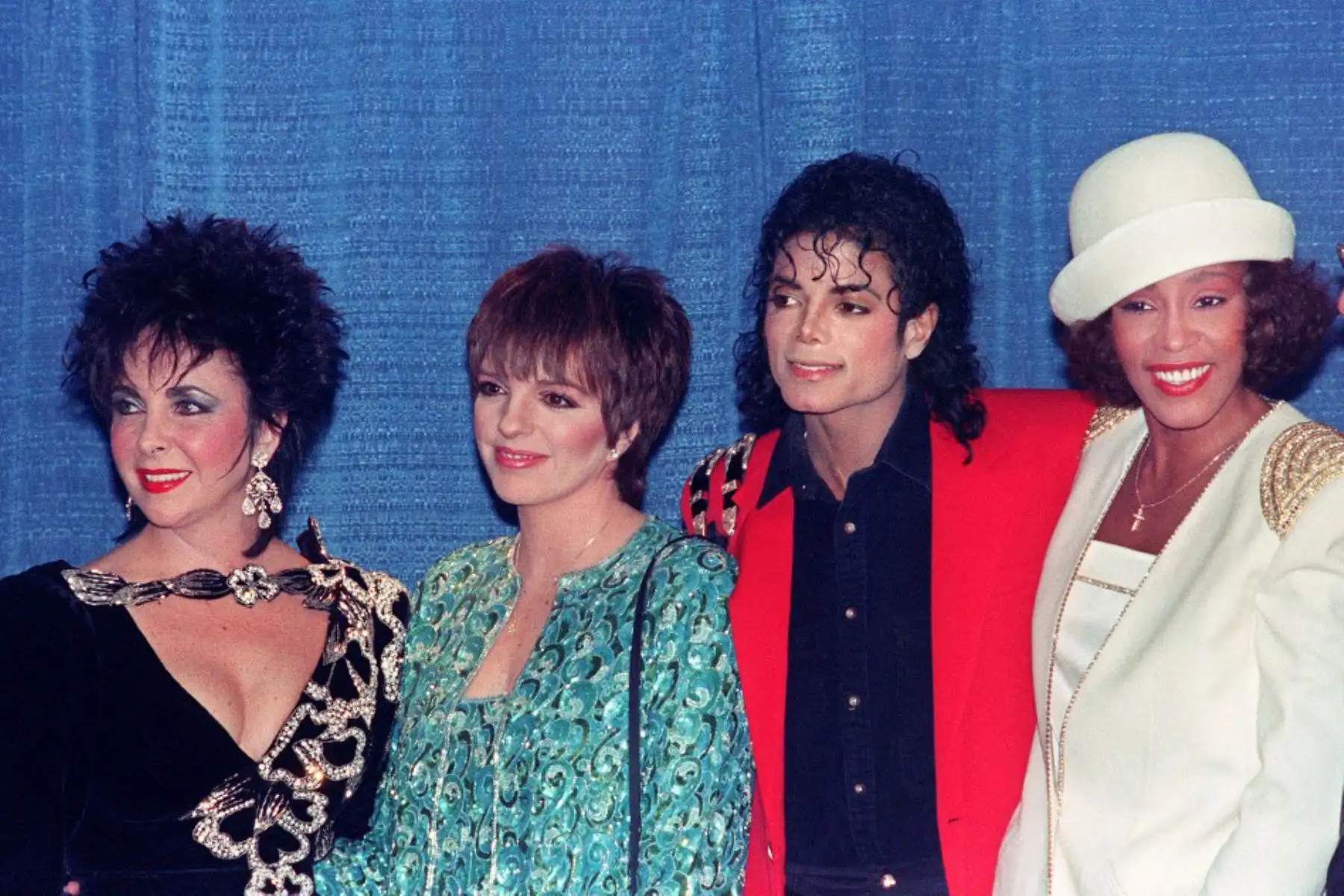 La estrella pop y animador estadounidense Michael Jackson, se reúne con Elizabeth Taylor, Liza Minnelli y Whitney Houston en la cena del United Nego College Fund en un hotel de Nueva York el 10 de marzo de 1988 en Nueva York. Foto: AFP