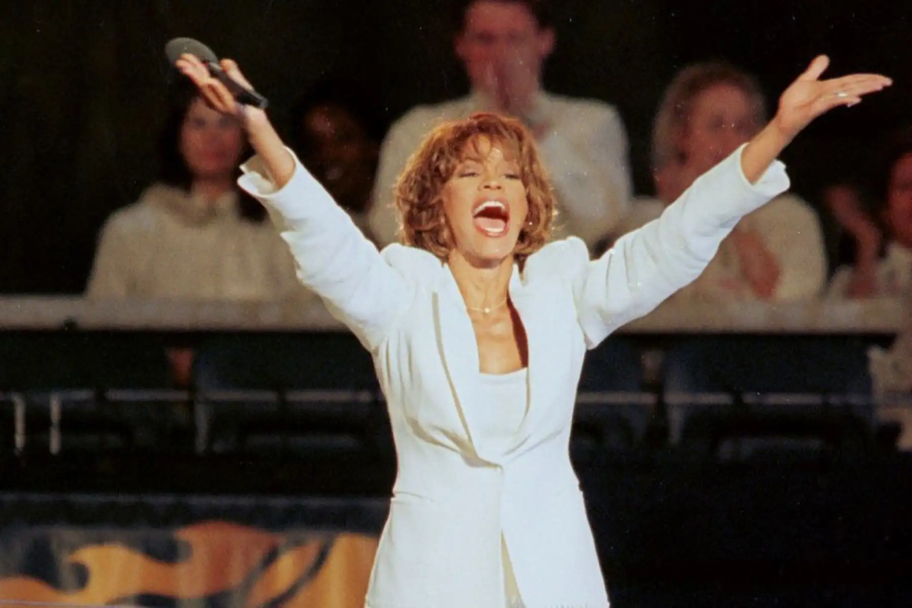La cantante Whitney Houston canta en la ceremonia de inauguración del nuevo estadio Arthur Ashe en el USTA National Tennis Center en el US Open el 25 de agosto en Flushing Meadows, NY. Foto: AFP