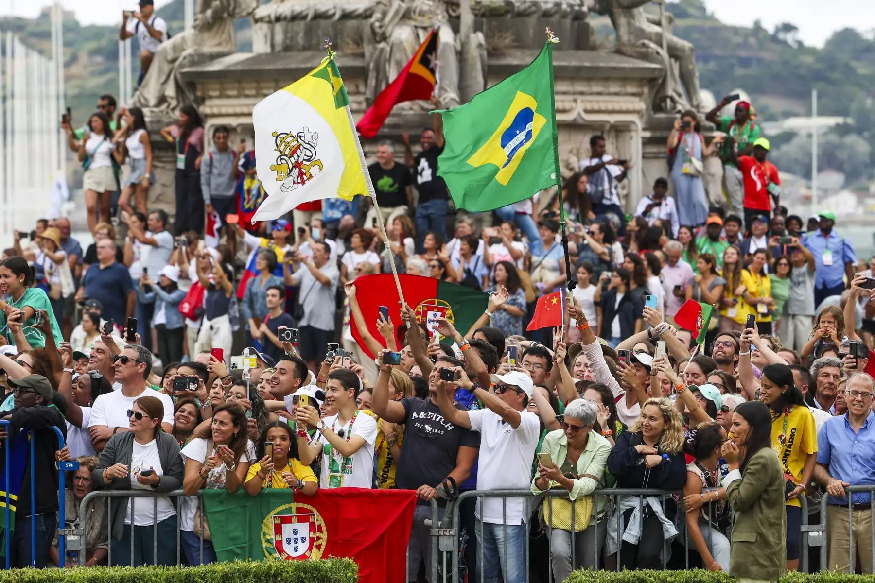 El papa Francisco es recibido por la multitud a su llegada al Palacio de Belem para ser recibido por el presidente de Portugal, Marcelo Rebelo de Sousa, en Lisboa, Portugal, el 02 de agosto de 2023. El Pontífice está en Portugal con motivo de la Jornada Mundial de la Juventud (JMJ), uno de los principales eventos de la Iglesia que reúne al Papa con jóvenes de todo el mundo, que se realiza hasta el 06 de agosto.
Foto:EFE
