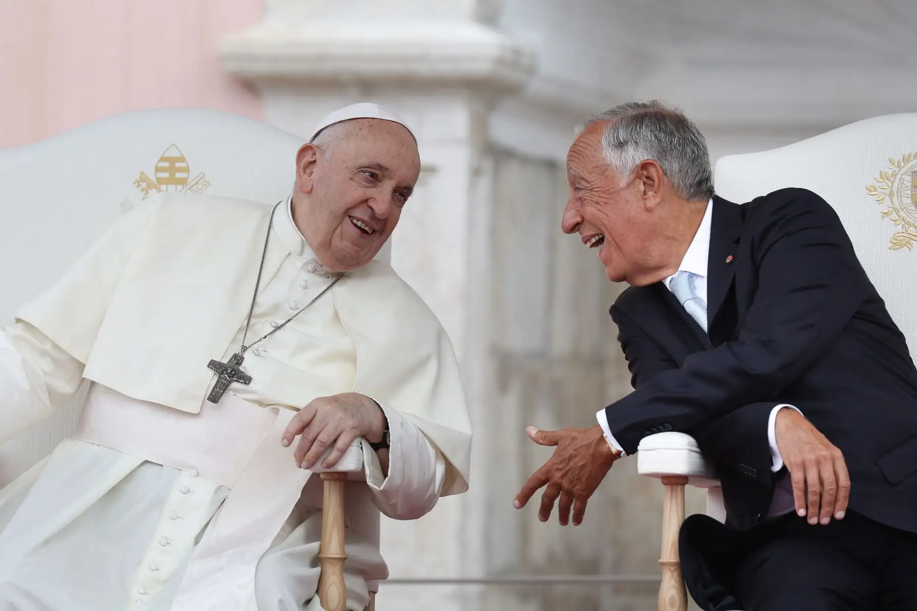 El Papa Francisco durante un encuentro con el Presidente de Portugal, Marcelo Rebelo de Sousa, en el Palacio de Belem, en Lisboa, Portugal, el 02 de agosto de 2023. El Pontífice se encuentra en Portugal con motivo de la Jornada Mundial de la Juventud ( JMJ), uno de los principales eventos de la Iglesia que reúne al Papa con jóvenes de todo el mundo, que se realiza hasta el 06 de agosto. 
Foto: EFE