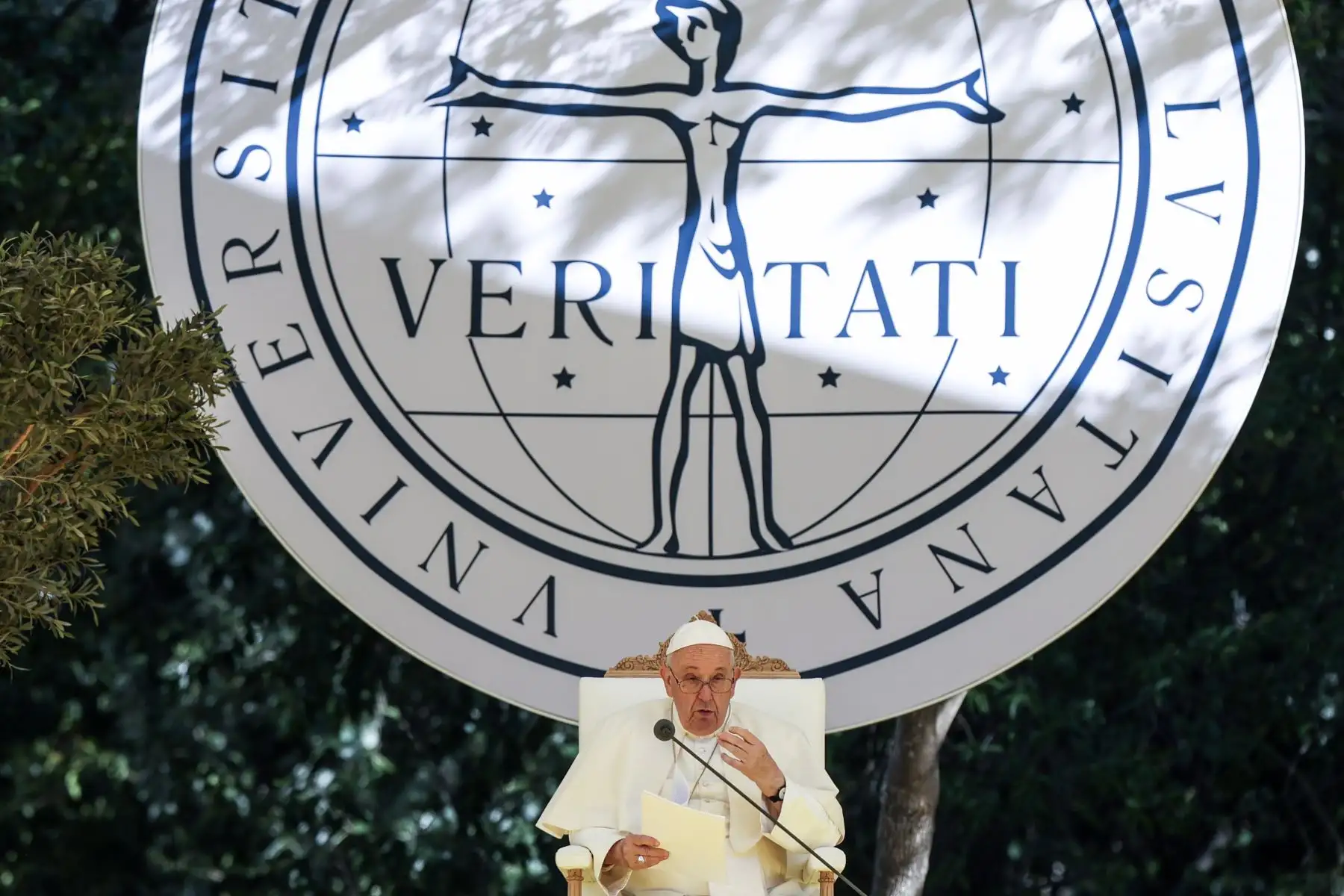 El Papa Francisco asiste a un encuentro con estudiantes universitarios en la Universidade Catolica Portuguesa de Lisboa, Portugal, este jueves. El Pontífice se encuentra en Portugal con motivo de la Jornada Mundial de la Juventud (JMJ), uno de los principales eventos de la Iglesia que reúne al Papa con jóvenes de todo el mundo que se realiza hasta el 6 de agosto.
Foto: EFE