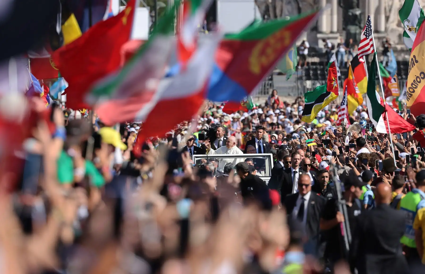 El papa Francisco saluda desde el papamóvil a los peregrinos cuando llega a la ceremonia de bienvenida de la reunión de jóvenes católicos de la Jornada Mundial de la Juventud (JMJ), en el parque Eduardo VII de Lisboa el 3 de agosto de 2023.
Foto: AFP