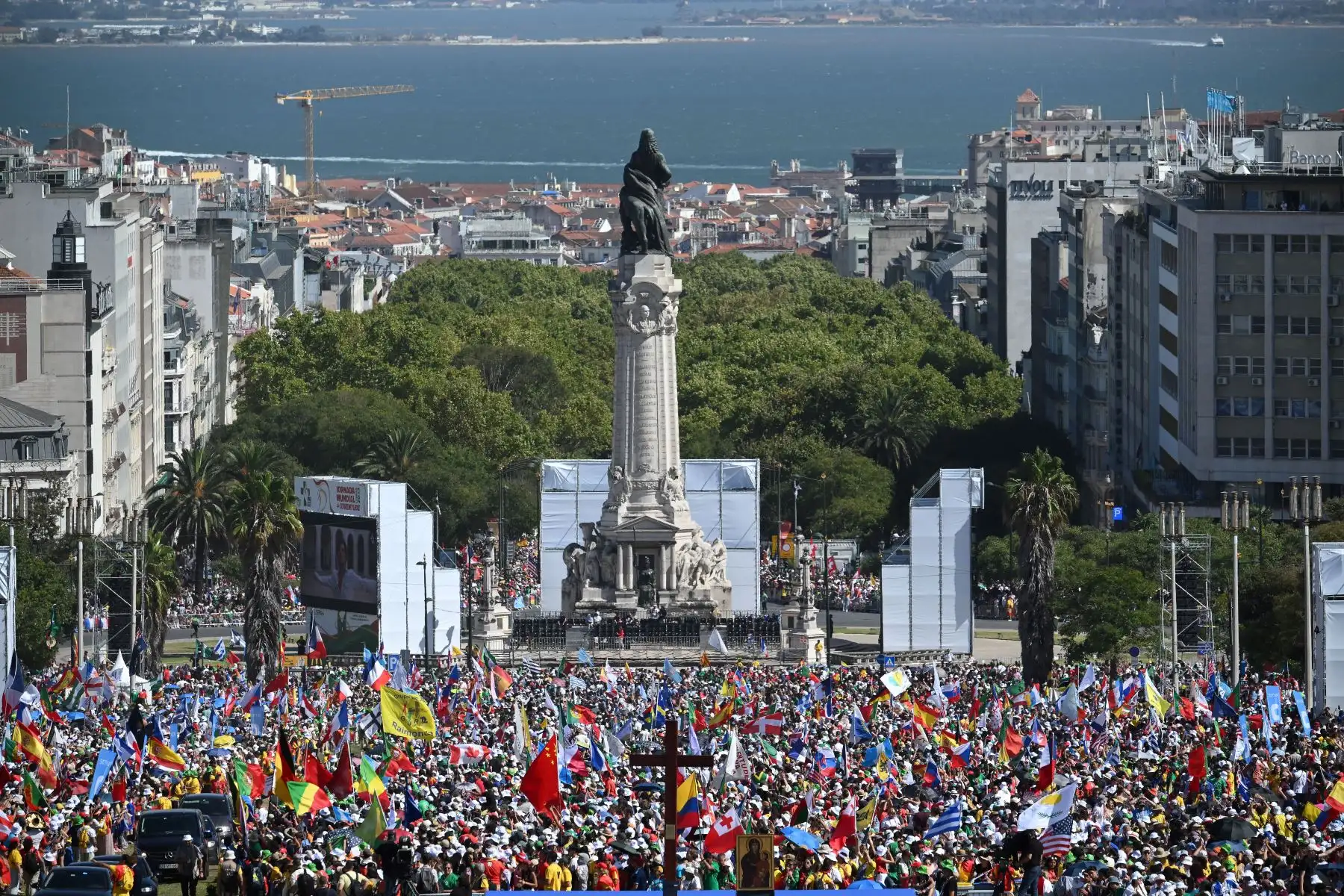 Los peregrinos ondean banderas cuando llegan antes del comienzo de la ceremonia de bienvenida de la reunión de jóvenes católicos de la Jornada Mundial de la Juventud (JMJ), en el Parque Eduardo VII en Lisboa el 3 de agosto de 2023.
Foto: AFP
