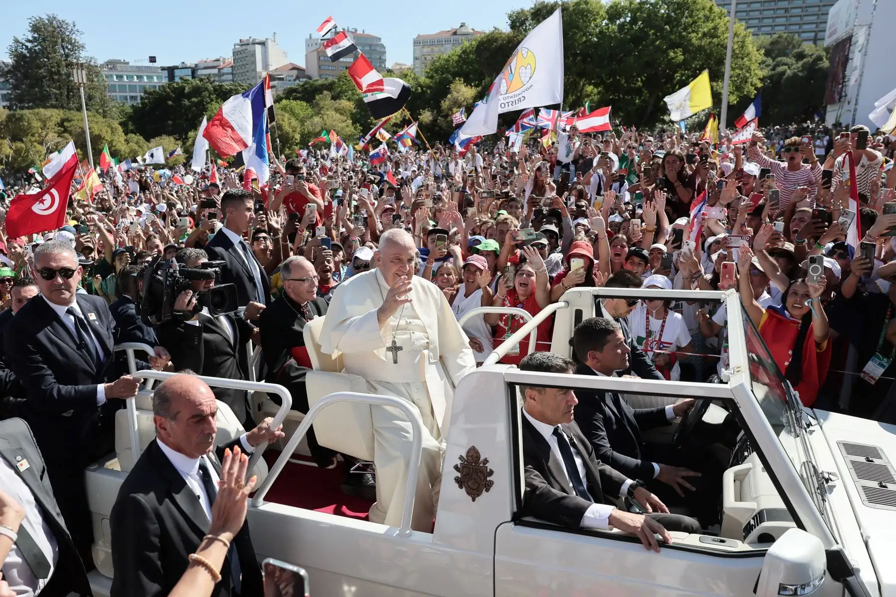 El Papa Francisco saluda a los peregrinos cuando llega a la ceremonia de bienvenida de la reunión de jóvenes católicos de la Jornada Mundial de la Juventud (JMJ), en el Parque Eduardo VII en Lisboa el 3 de agosto de 2023.
Foto: AFP