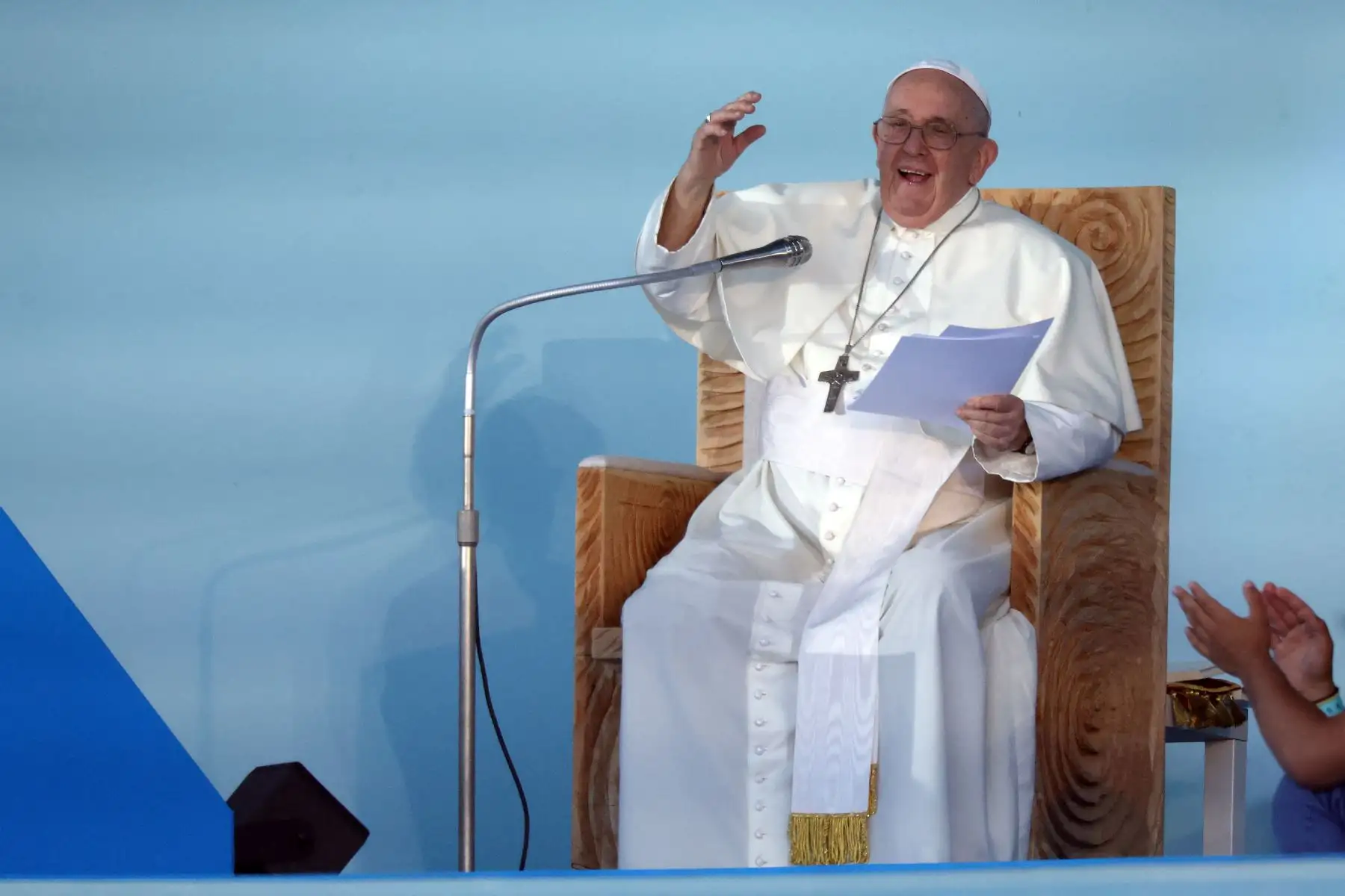El Papa Francisco pronuncia un discurso durante la ceremonia de bienvenida de la reunión de jóvenes católicos de la Jornada Mundial de la Juventud (JMJ), en el Parque Eduardo VII de Lisboa el 3 de agosto de 2023.
Foto: AFP