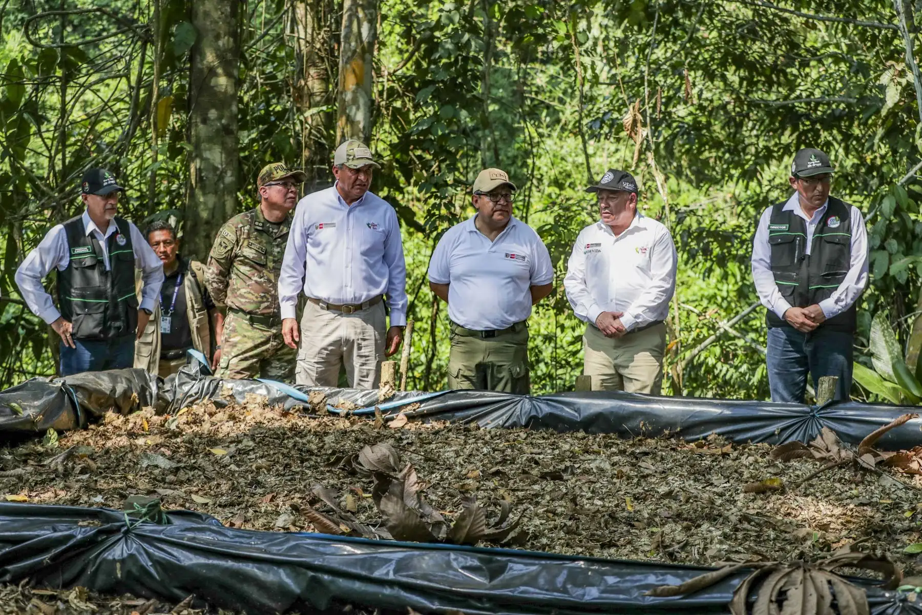 El presidente del Consejo de Ministros, Alberto Otárola, Inspección a zona de erradicación de hoja de coca en la ceja de selva del país. Foto: ANDINA/ PCM