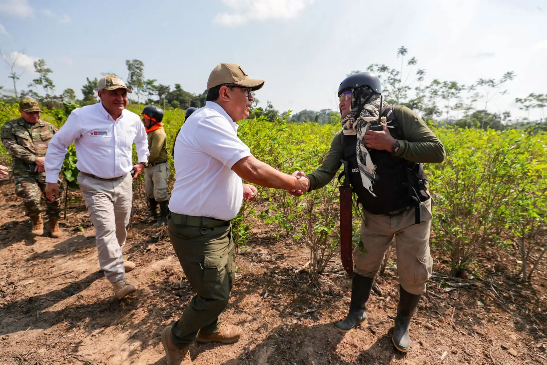 El presidente del Consejo de Ministros, Alberto Otárola, Inspección a zona de erradicación de hoja de coca en la ceja de selva del país. Foto: ANDINA/ PCM