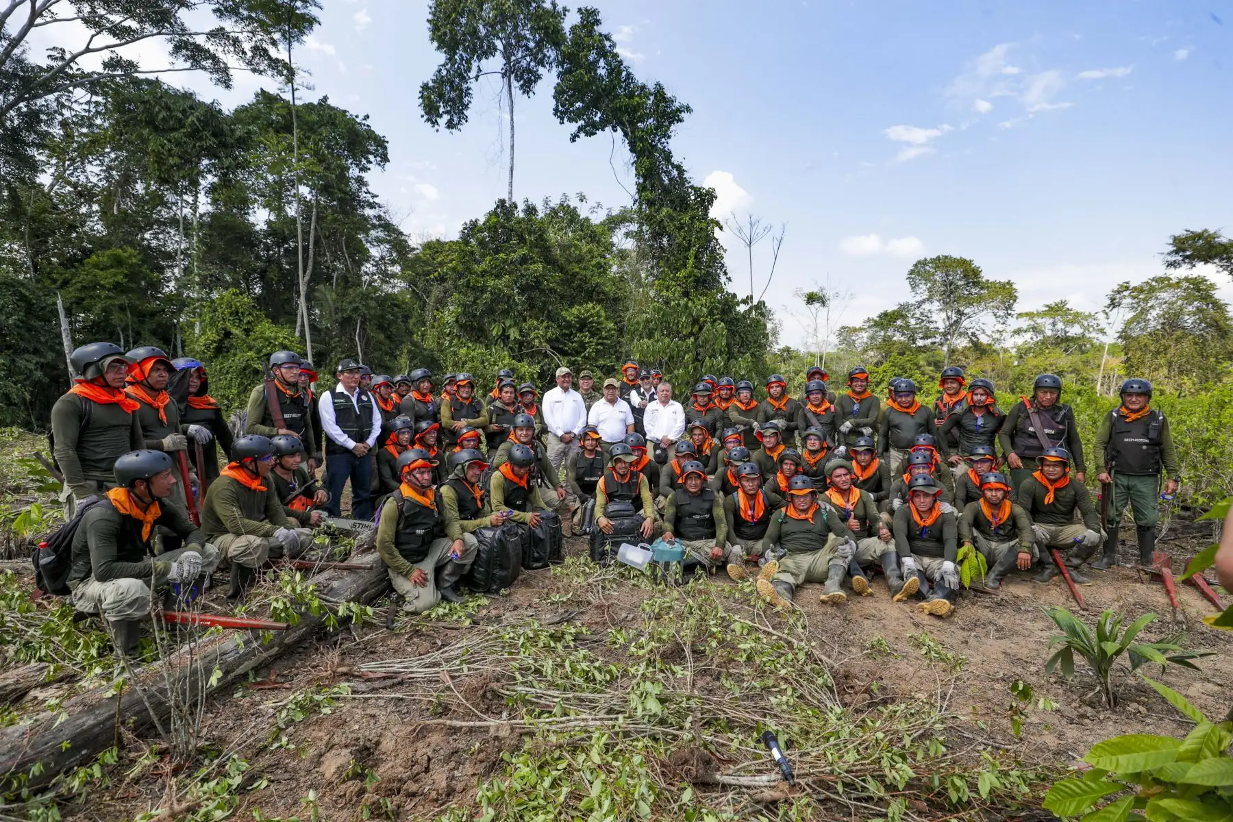 El presidente del Consejo de Ministros, Alberto Otárola, Inspección a zona de erradicación de hoja de coca en la ceja de selva del país. Foto: ANDINA/ PCM