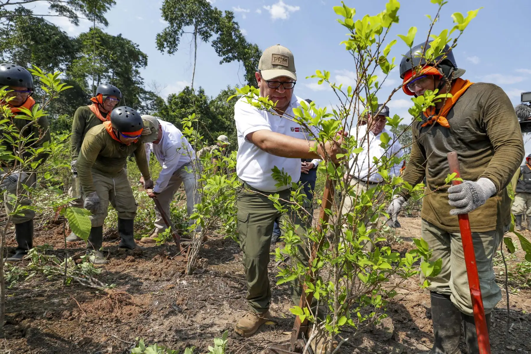 El presidente del Consejo de Ministros, Alberto Otárola, Inspección a zona de erradicación de hoja de coca en la ceja de selva del país. Foto: ANDINA/ PCM