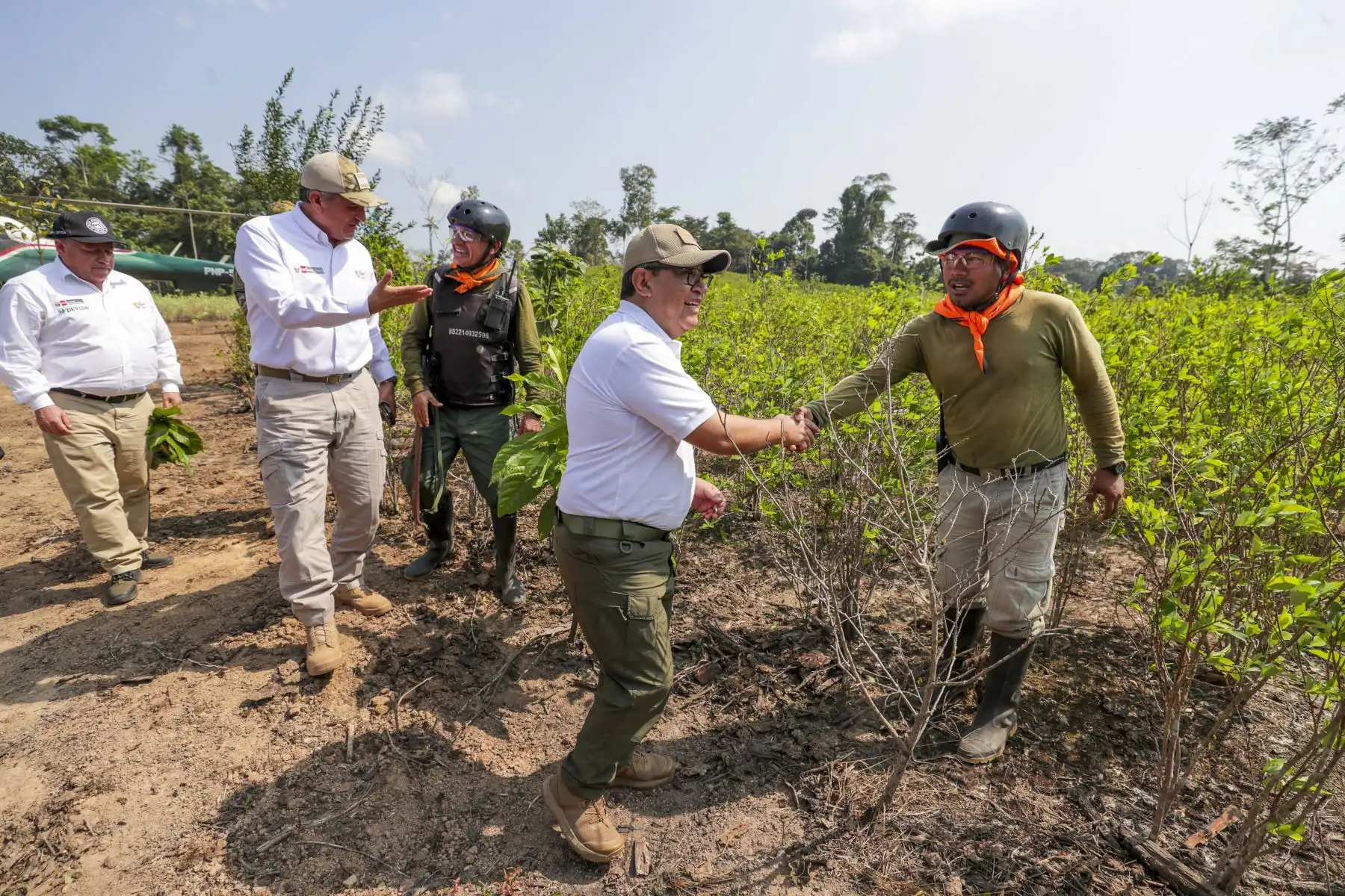 El presidente del Consejo de Ministros, Alberto Otárola, Inspección a zona de erradicación de hoja de coca en la ceja de selva del país. Foto: ANDINA/ PCM