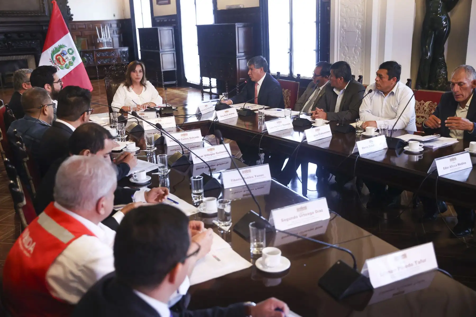 Presidenta Dina Boluarte se reunió con el gobernador regional de Ayacucho, Wilfredo Oscorima, y alcaldes de la provincia de Parinacochas. Foto:ANDINA//Prensa Presidencia