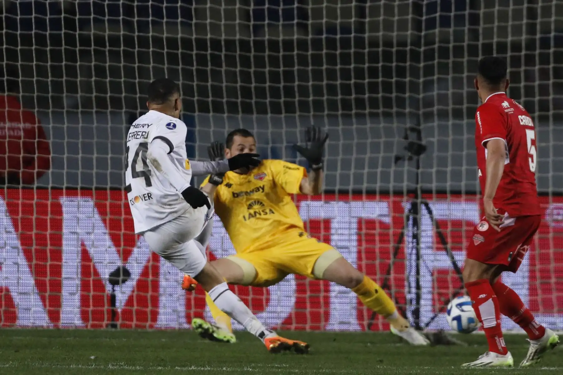 El delantero peruano Paolo Guerrero de la Liga de Quito anota el primer gol de su equipo durante el partido de ida de los octavos de final de la Copa Sudamericana entre el Ñublense de Chile y la Liga de Quito de Ecuador en el estadio Ester Roa Robledo de Concepción. Chile. Foto:ANDINA/ AFP