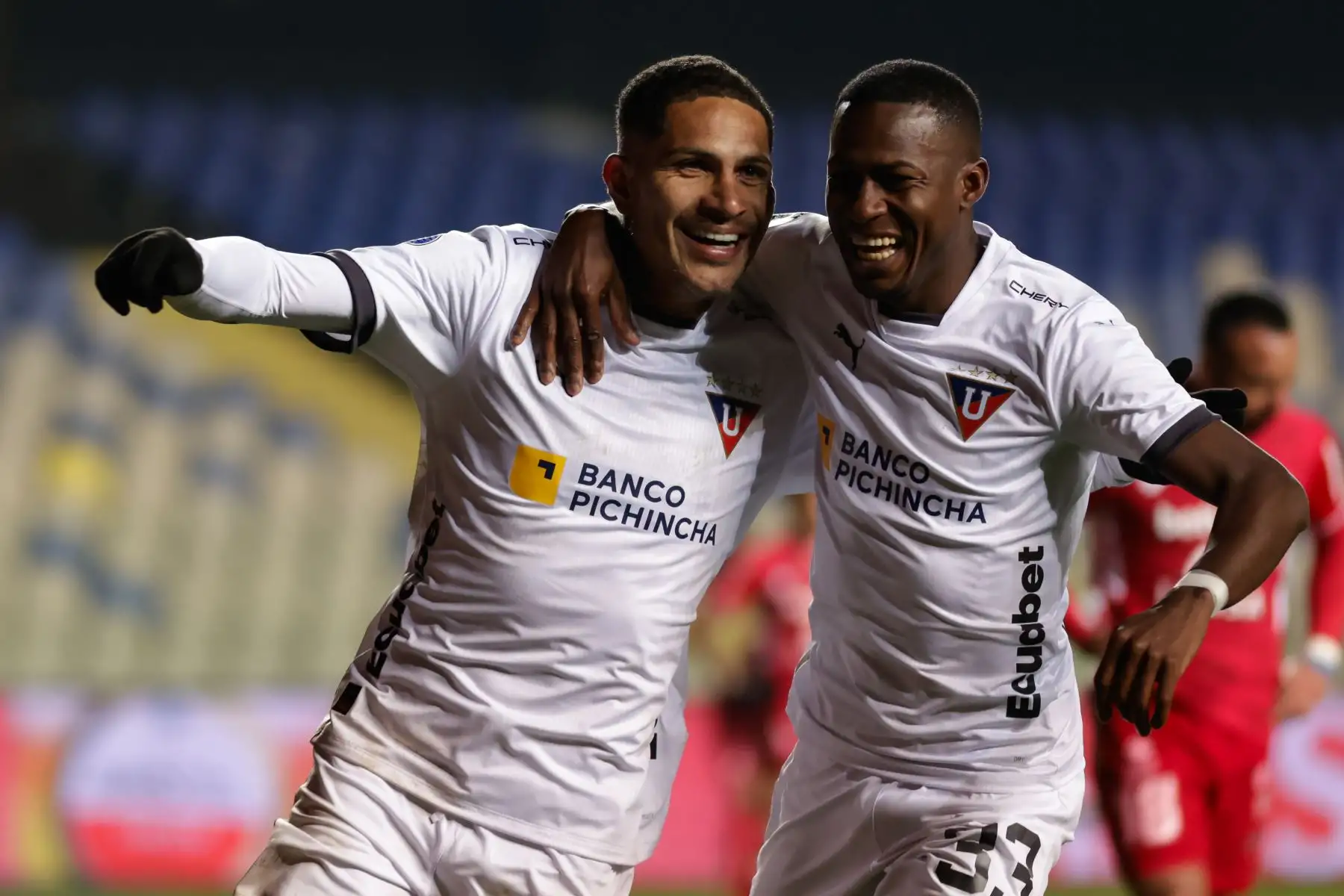 Paolo Guerrero  y Leonel Quiñónez de Liga de Quito celebran un gol hoy, en un partido de los octavos de final de la Copa Sudamericana entre Ñublense y Liga de Quito en el estadio de Concepción en Concepción (Chile). Foto:ANDINA/EFE