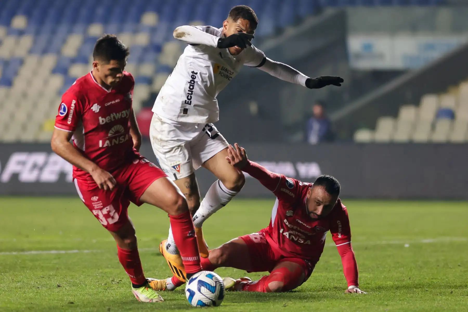 Nicolas Zalazar  de Ñublense disputa el balón con Paolo Guerrero  de Liga de Quito hoy, en un partido de los octavos de final de la Copa Sudamericana entre Ñublense y Liga de Quito en el estadio de Concepción en Concepción (Chile).Foto:ANDINA/ EFE