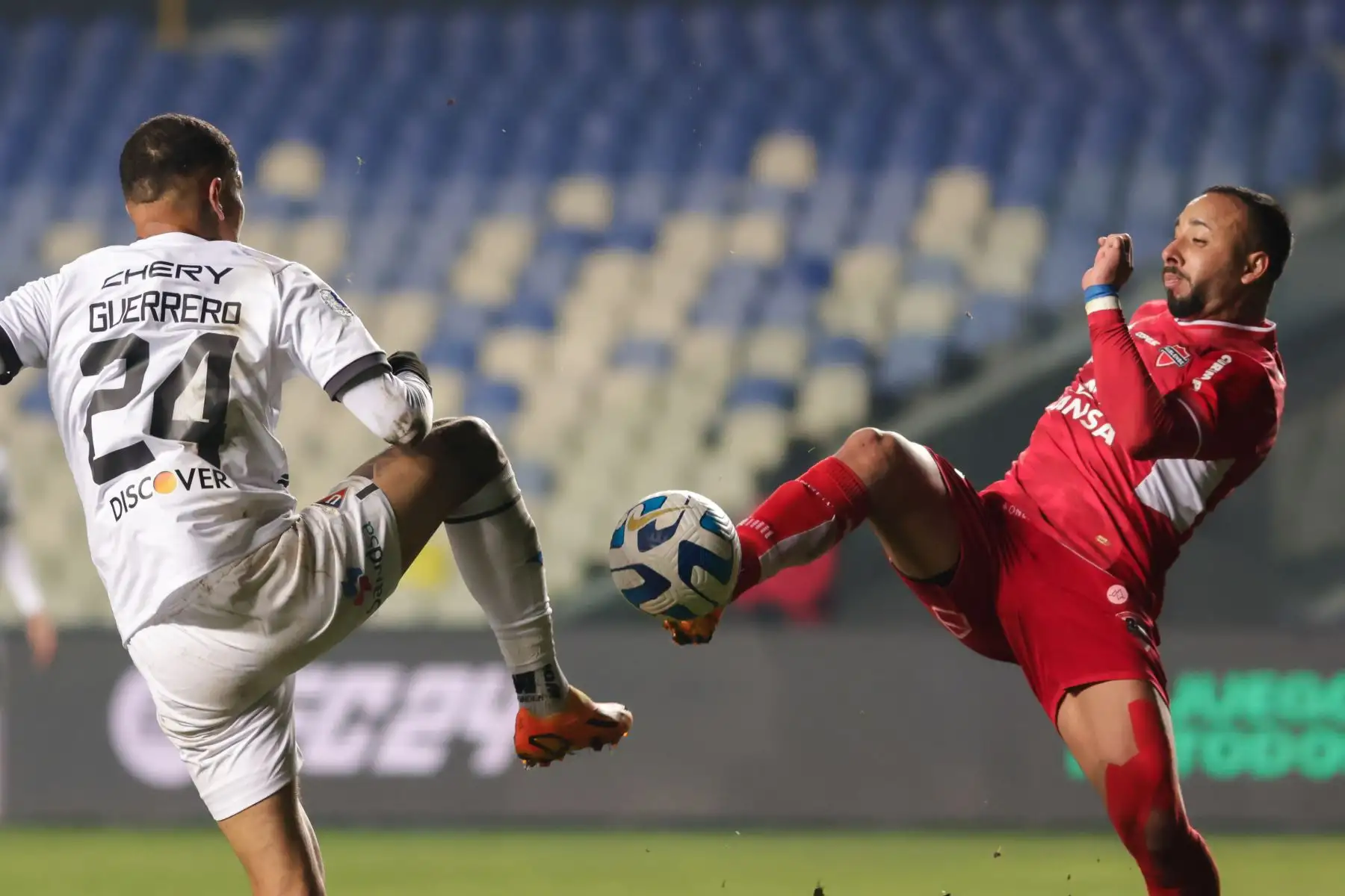 Bernardo Cerezo de Ñublense disputa el balón con Paolo Guerrero de Liga de Quito hoy, en un partido de los octavos de final de la Copa Sudamericana entre Ñublense y Liga de Quito en el estadio de Concepción en Concepción (Chile). Foto:ANDINA/EFE