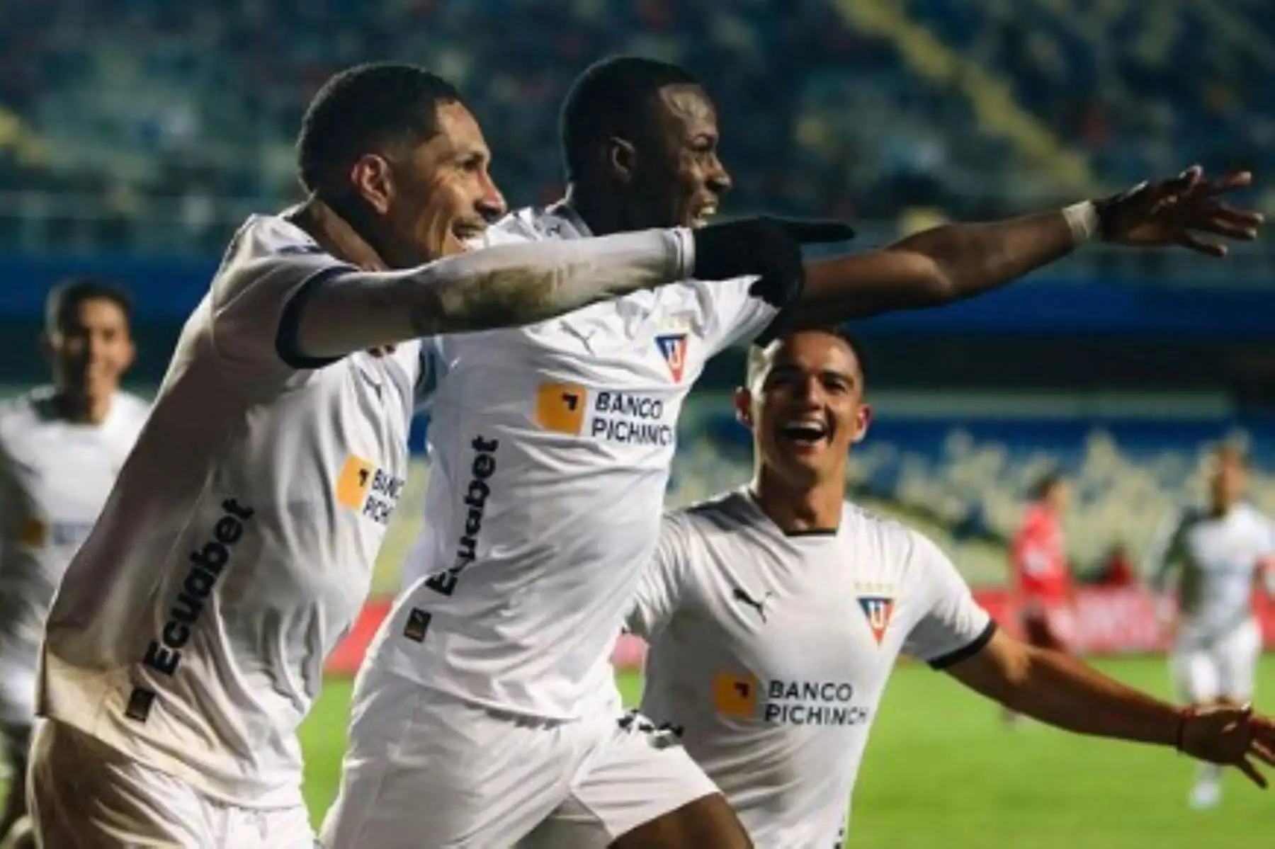 Paolo Guerrero de Liga de Quito anota un gol, en un partido de los octavos de final de la Copa Sudamericana entre Ñublense y Liga de Quito en el estadio de Concepción en Concepción (Chile). Foto: @LDU_Oficial