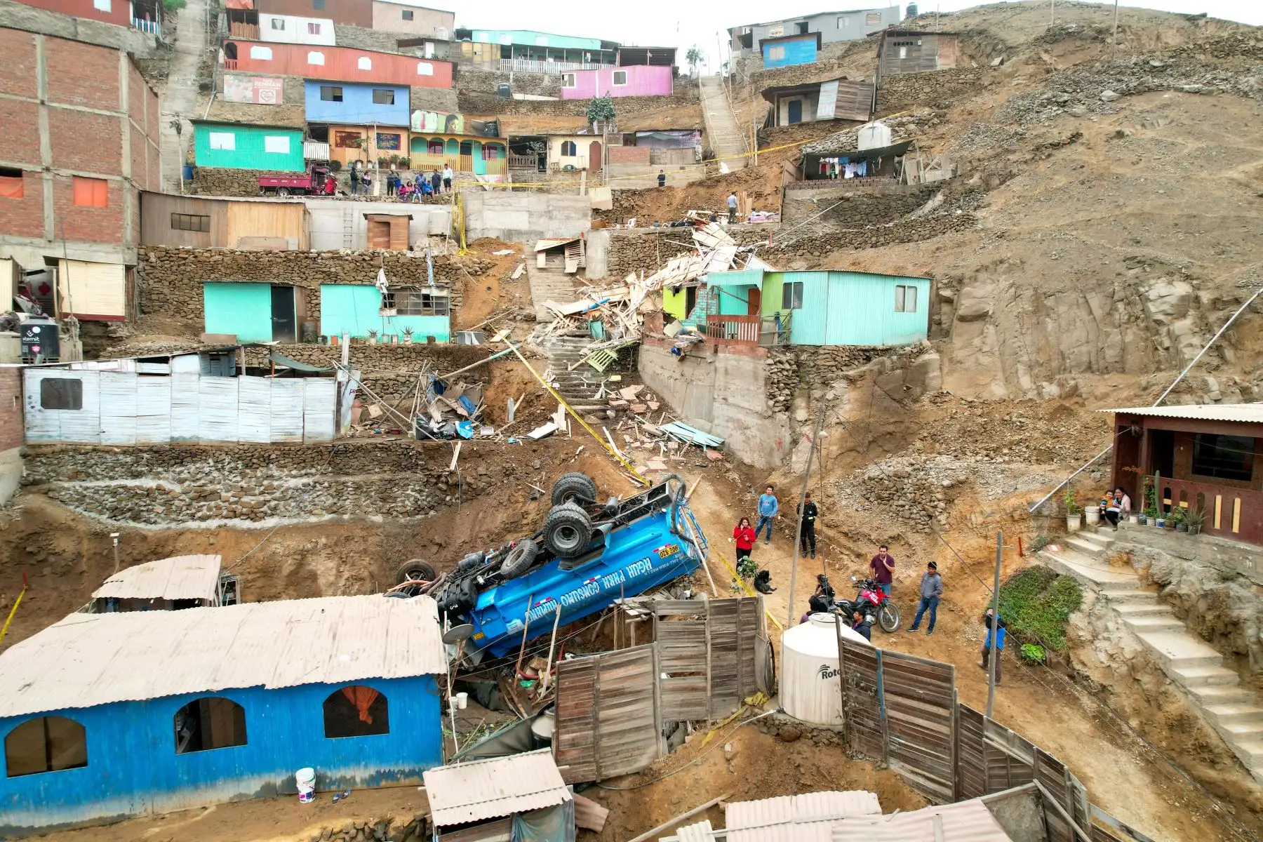 Un camión cisterna se despistó mientras abastecía de agua potable y volcó sobre tres viviendas ubicadas en la Asociación Los Condes, sector La Grama, en Puente Piedra, ocasionado graves daños materiales. Foto: ANDINA/Ricardo Cuba