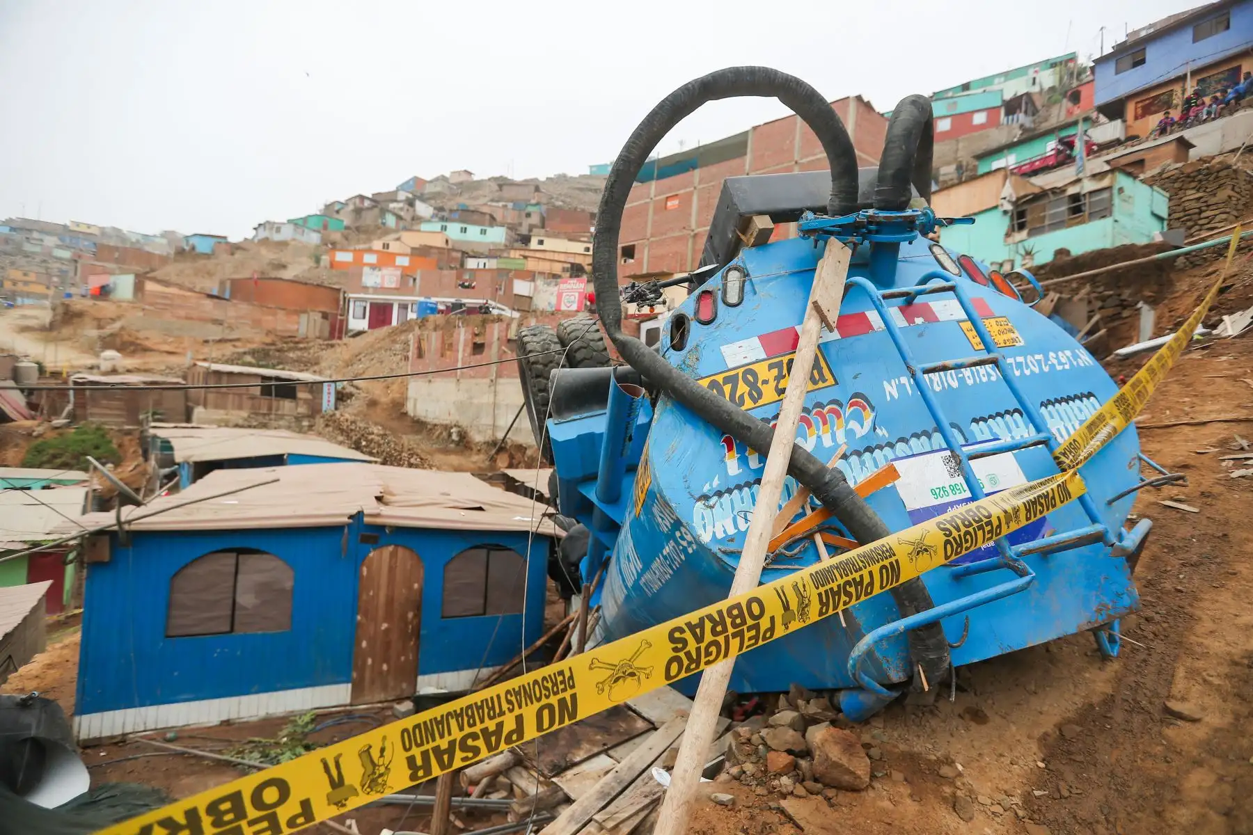 Un camión cisterna se despistó mientras abastecía de agua potable y volcó sobre tres viviendas ubicadas en la Asociación Los Condes, sector La Grama, en Puente Piedra, ocasionado graves daños materiales. Foto: ANDINA/Ricardo Cuba