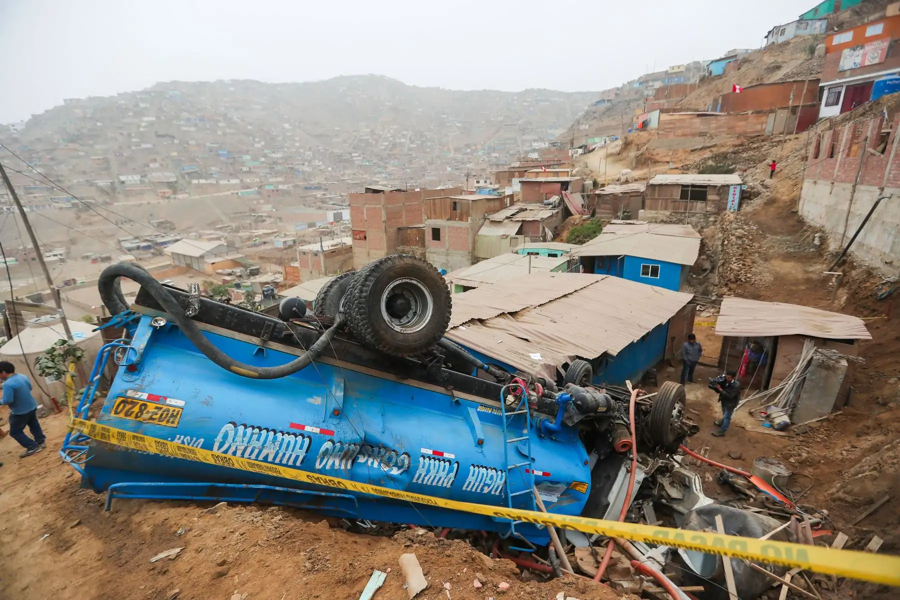 Un camión cisterna se despistó mientras abastecía de agua potable y volcó sobre tres viviendas ubicadas en la Asociación Los Condes, sector La Grama, en Puente Piedra, ocasionado graves daños materiales. Foto: ANDINA/Ricardo Cuba