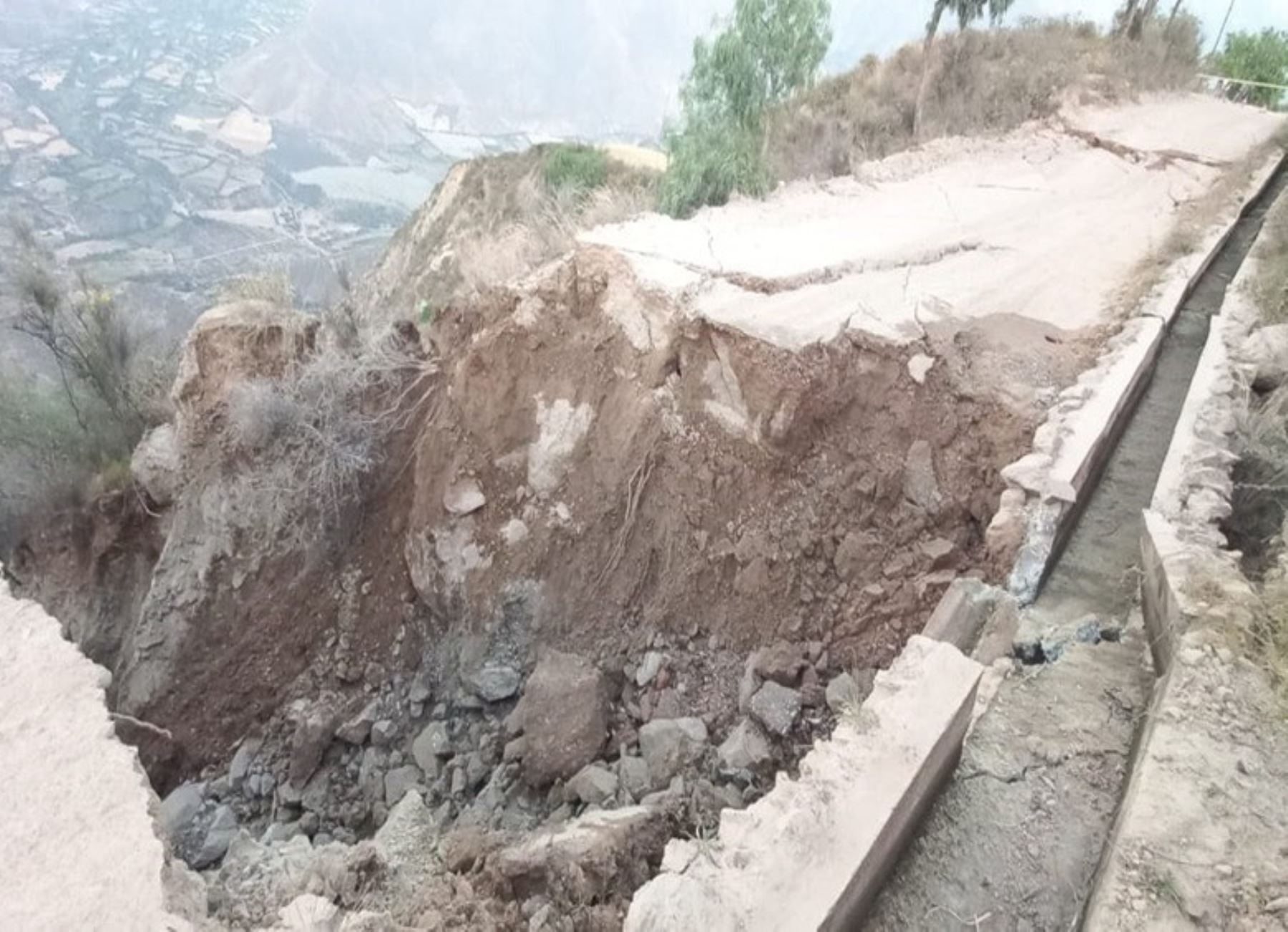 Deslizamiento y filtraciones provocaron el colapso de una vía vecinal en la provincia de Huaylas, región Áncash. ANDINA/Difusión