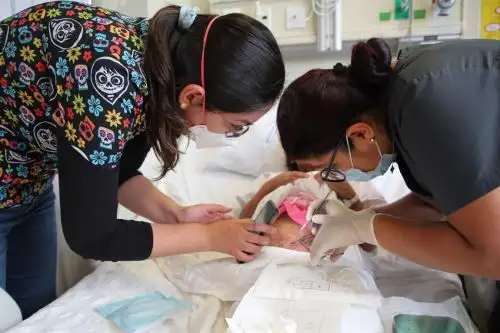 El grave problema de salud de la menor se transformó en un reto para los médicos de este hospital, quienes tuvieron que someterla a más de 40 cirugías para salvarle la vida.